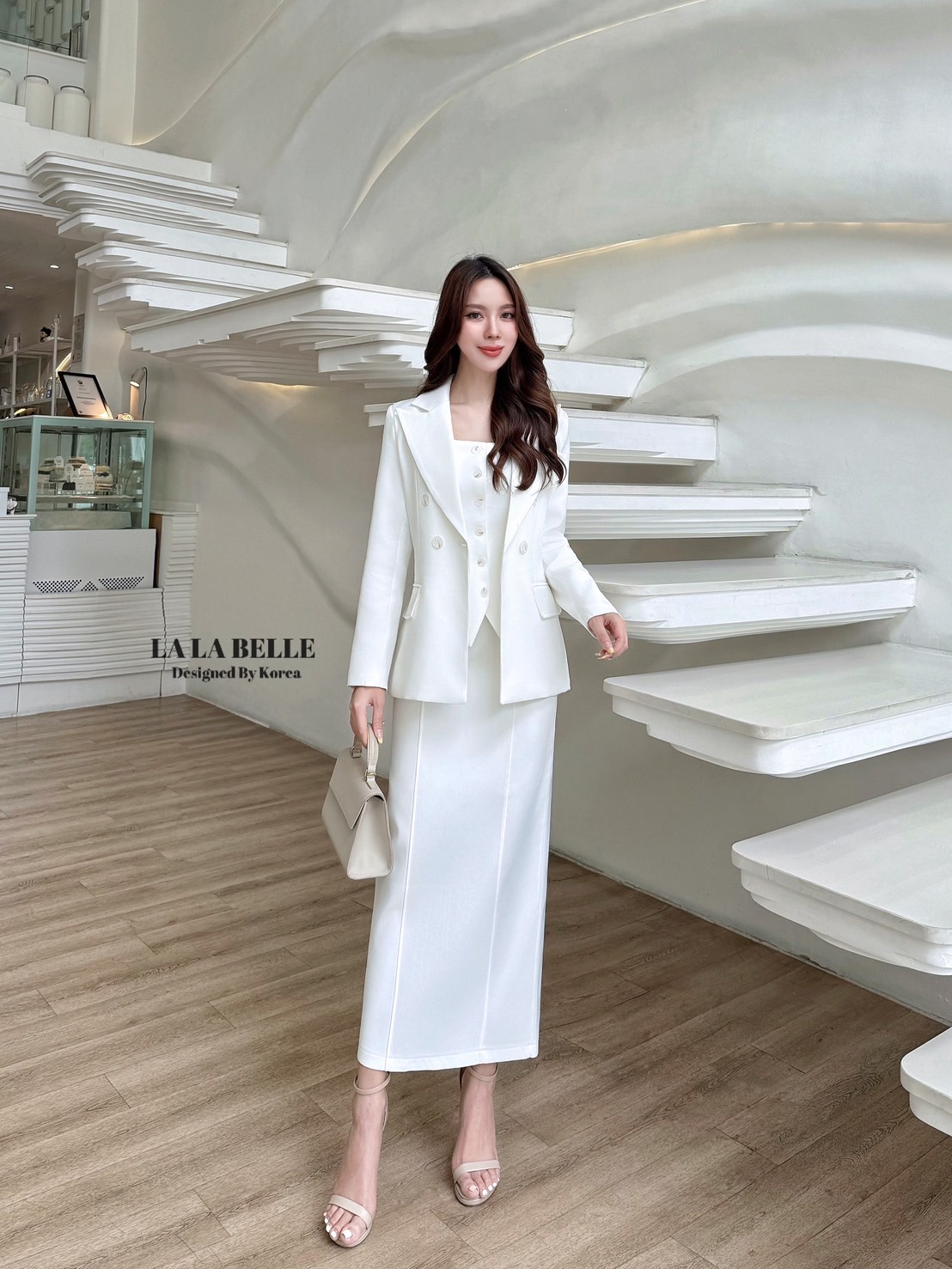 เซต3ชิ้นผ้าสูทอัดกาวอย่างดีผ้ามีน้ำหนักสุดๆเสื้อคอเหลี่ยมกระดุมหน้าเอวเข้ารูปชายเสื้อบานออกเล็กๆใส่กับกระโปรงทรงสอบเอวสูงตะเข็บหน้าผ้าหลังมาพร้อมเสื้อสูทคอกปกกระดุมหน้าแขนยาวบ่าเสริมฟองน้ำมีซับในอัดกาวอย่างดี