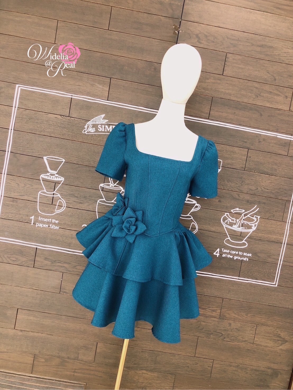 Dress เดรสแขนสั้น คอเหลี่ยม มีเข็มกัดดอกไม้ 2 ดอก เนื้อผ้าเรียบ สีพื้น โทนสีเขียวมรกต ซิปหลัง ช่วงกระโปรงทรงบานเย็บเป็นชั้นระบาย เนื้อผ้าอย่างดีมีน้ำหนัก ไม่บาง งานคัตติ้งเนี๊ยบมากๆ ทรงสวยมากๆ งานคือเป๊ะค่ะ รับรองใส่ออกมา