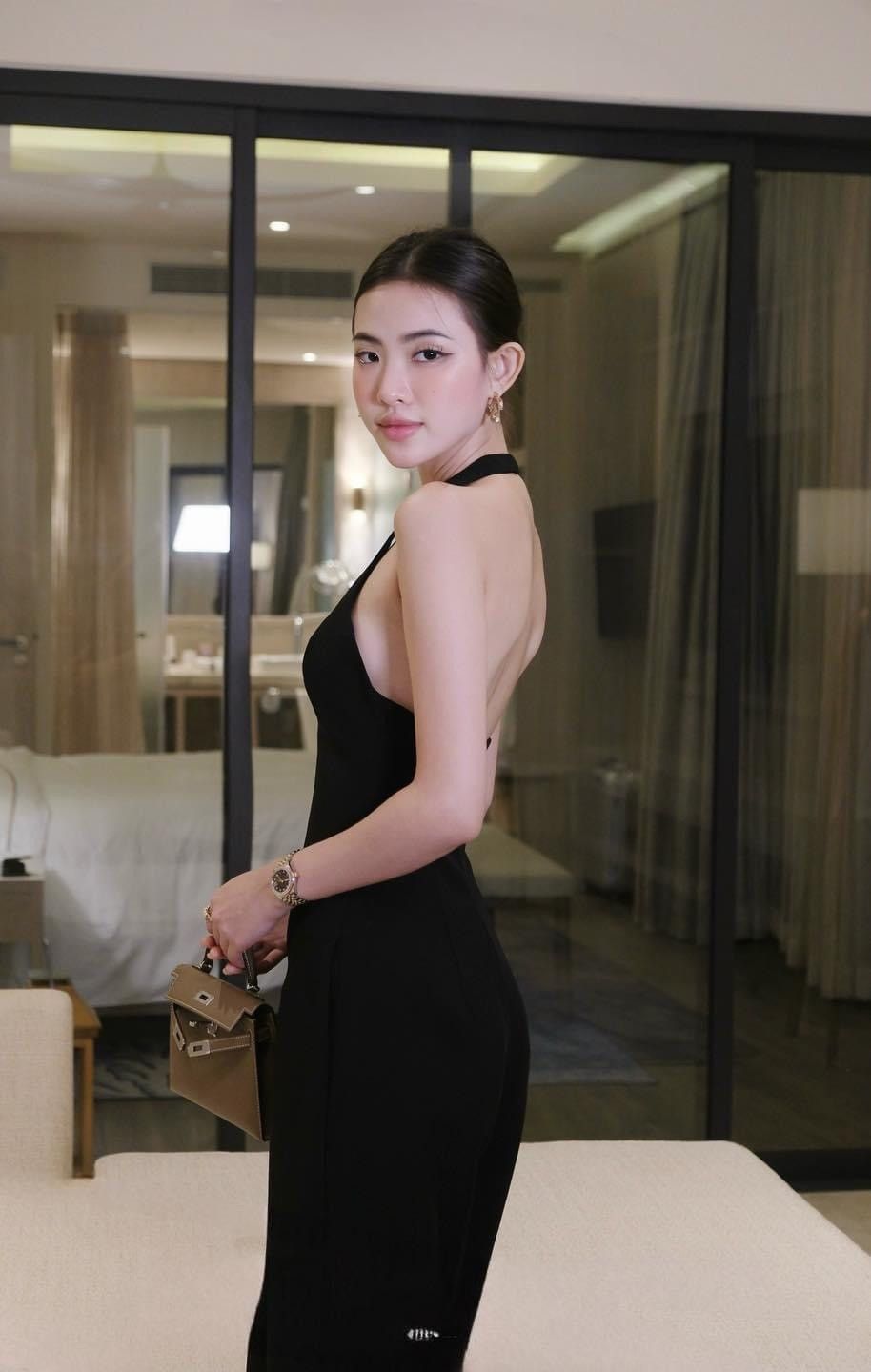 จั้มสูทกางเกงขายาว สีขาวมีความเรียบหรูดูแพง ชุดมีซับใน หน้าอกมีฟองน้ำ มีซิบด้านหลัง กางเกงมีกระเป๋าทั้ง2 ข้าง เนื้อผ้าดีมากๆ ชุดนี้บอกได้คำเดียวสวยหรูดูแพง ใส่สวยมาก ใส่ทำงาน ออกงาน แนะนำเลยคร้า ต้องมีเก็บนะชุดนี้ ช้าหมดก่อนนะบอกเลย ห้ามพลาดคร้า