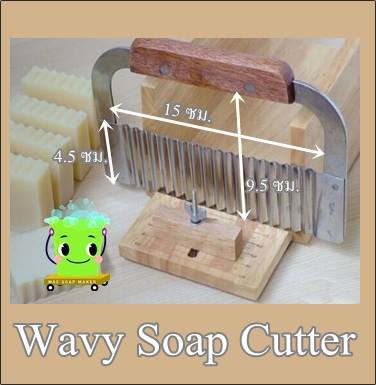 WAVY SOAP CUTTERแผ่นตัดสบู่แบบหยัก ด้ามไม้ หน้ากว้าง 15 ซม.