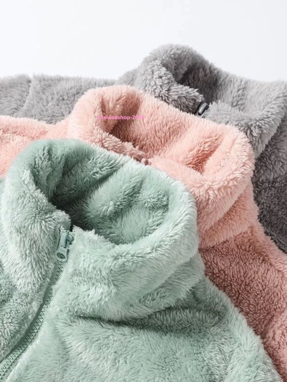 เสื้อขนแกะสังเคราะห์ใส่ได้สองด้าน 🧥 = ได้ลุค 2 แบบในตัวเดียว ขนนุ่มฟู อุ่นกำลังดี มี 7 สี ใส่ได้ทั้งชาย & หญิง ไซส์ครบ M-8XL ใช้ได้ทั้งเสื้อคลุม หรือเสื้อตัวใน ถ่ายรูปมุมไหนก็ดูแพง อุ่นจริงไม่โป๊ะ ใครเตรียมไปญี่ปุ่น-เกาหลี-ยุโรป ต้องมี