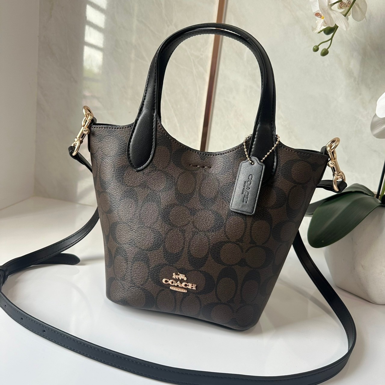 กระเป๋าสะพายไฮโซแบรนด์เนมโค้ชทรงโท้ทขนาด 8 นิ้วสีน้ำตาลดำลาย C COACH HANNA BUCKET BAG (CR256)