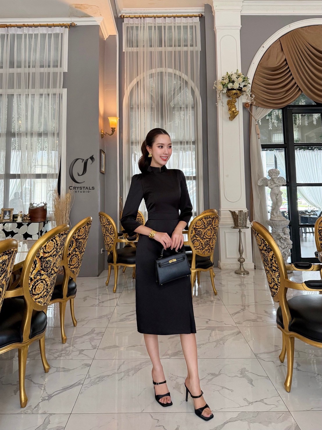 เดรสสีดำ ดีไซน์เรียบหรู เสริมความสวยงามด้วยทรงคอจีน แขนยาวทรงสุภาพ รุ่นนี้ตัดเย็บเข้ารูป ช่วยให้สวมใส่แล้วดูหุ่นเพรียว เหมาะสำหรับใส่งานพิธีการต่างๆ แนะนำให้มีติดตู้ไว้เลยค่าาส