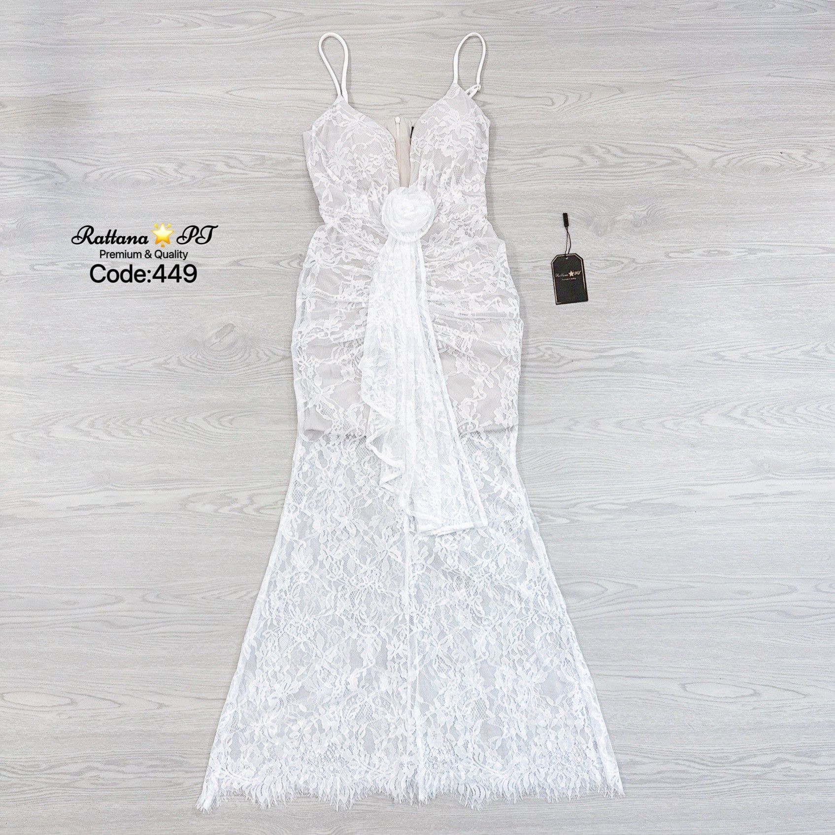 เดรสยาวลูกไม้ ทรงสวยมาก ดีเทลชุดแต่งดอกไม้ ดอกไม้สามารถถอดออกได้ มีความหรูหรา ดูแพง ใส่ดินเนอร์ ออกงาน ออร่าพุ่ง สวยเด่นกว่าใคร ใส่ดูสูงเพียว มีซับในหน้าอกมีฟองน้ำ สายสามารถไปปรับได้ มีซิบด้านหลัง ช้าไม่ได้แล้วคร้า ของสวยๆหมดไวจัดด่วนๆ🔱