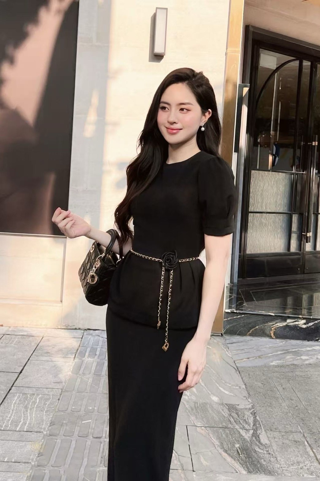 Set 2 ชิ้น สีดำคอกลม เสื้อแขนสั้น ดีเทลจับจีบช่วงแขนและชายเสื้อ (มีฟองน้ำเสริม ) แมทซ์กับกระโปรงยาว มีกระเป๋าใช้งานได้จริงทั้ง 2 ข้าง มีซิปหลังซ่อน ชับใน ผ่าหลัง มาพร้อมเข็มขัด ใส่แมทส์กันสวย ลัคชูสุดๆ ห้ามพลาดนะคะ