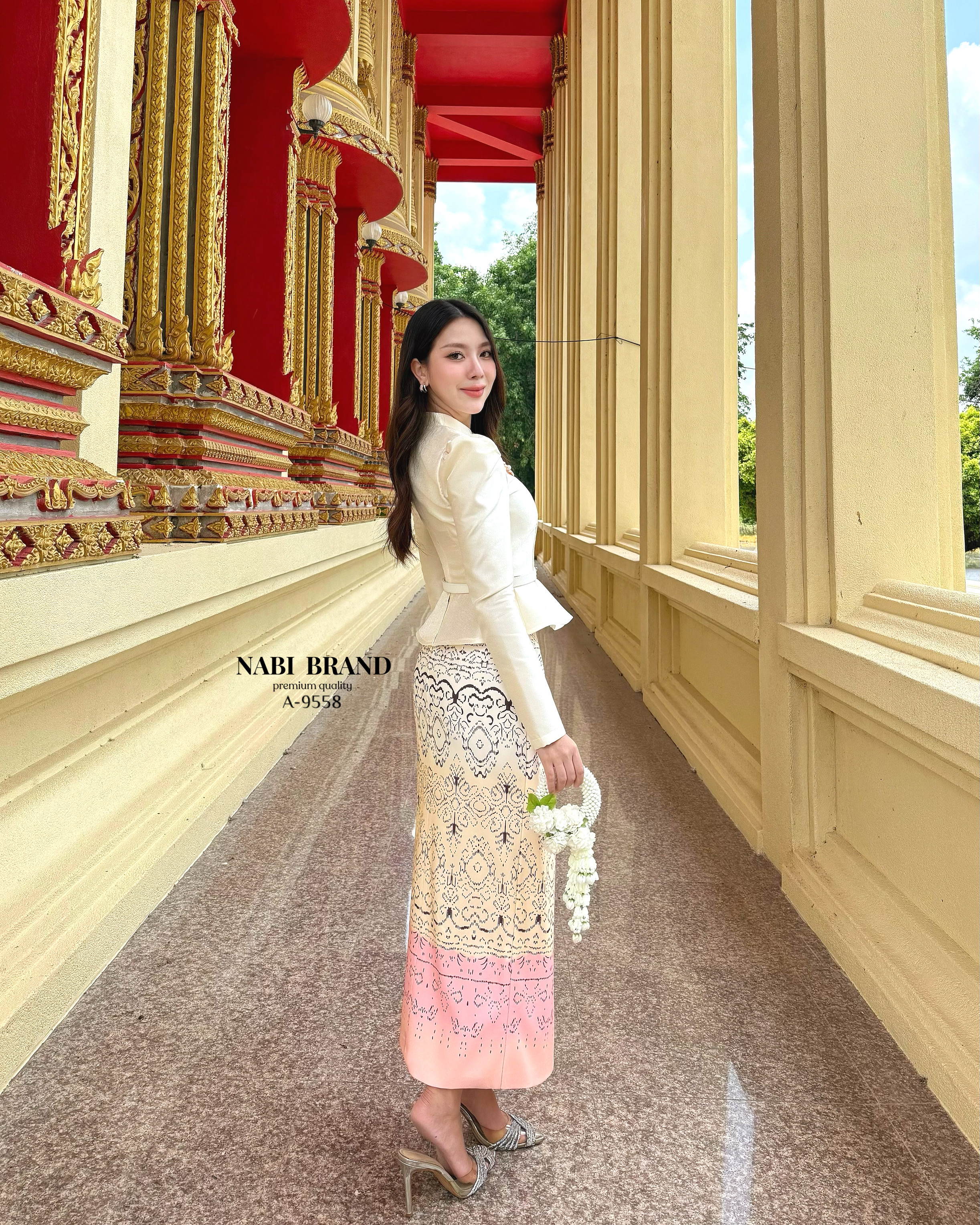 ชุดเซทชุดไทย คอลเลคชั่นใหม่ ที่คุ้มสุด ได้ถึง 4 ชิ้น 👇🏻👇🏻 💛เสื้อผ้าไหมแขนยาวสีครีม ทรงไหล่ตั้ง ปลายเสื้อแบบบาน ซิบหลัง มีซับในและฟองน้ำเสริม 💛กระโปรงพิมพ์ลายไล่เฉดสี ครีม-ชมพู ทรงสอบเข้ารูป แบบซิบหลัง มีซับใ