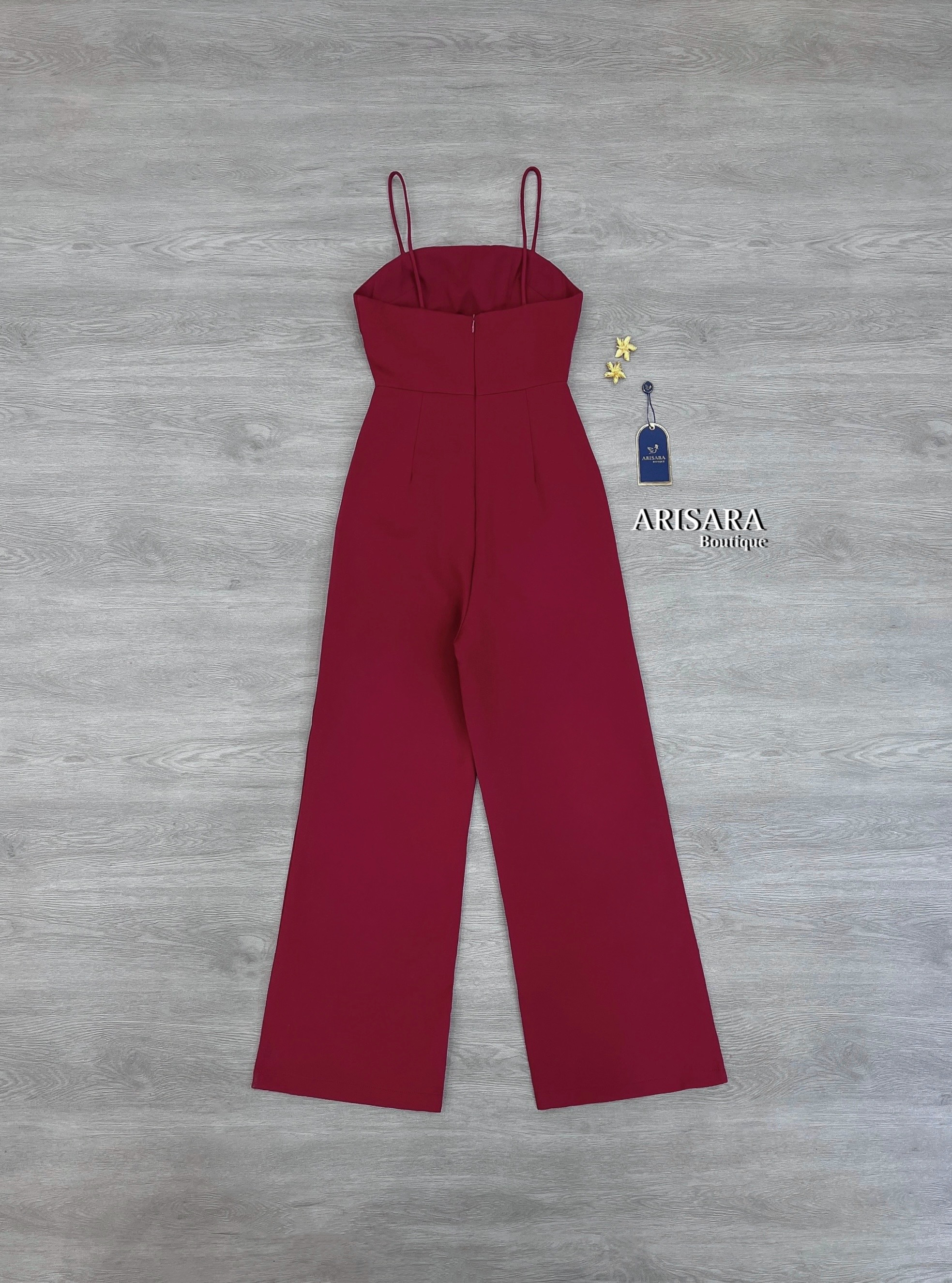 DETAIL : สวย หรู ดูดี Jumpsuit สีแดงเบอร์กันดี ขับผิวสุดๆ เพิ่มดีเทลด้วยเข็มกลัดดอกไม้สีทอง มีฟองน้ำเสริมทรง ซิปด้านหลัง ซับในทั้งชุด ดูดีสุดๆ ห้ามพลาดเลยค่ะชุดนี้ ❣️