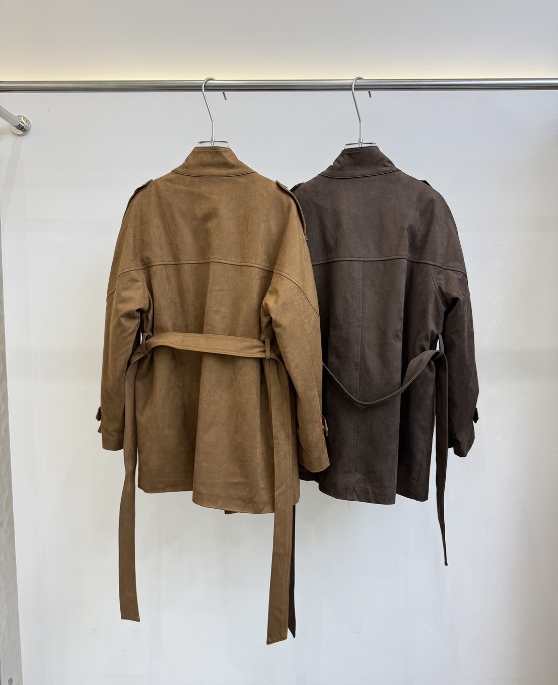 แจ็คเก็ตกันหนาวหนังกลับแขนยาว มาพร้อมเข็มขัด ✔ ดีเทลคอปีน ด้านในบุขนกันหนาว มีกรพเป๋าล้วงข้าง