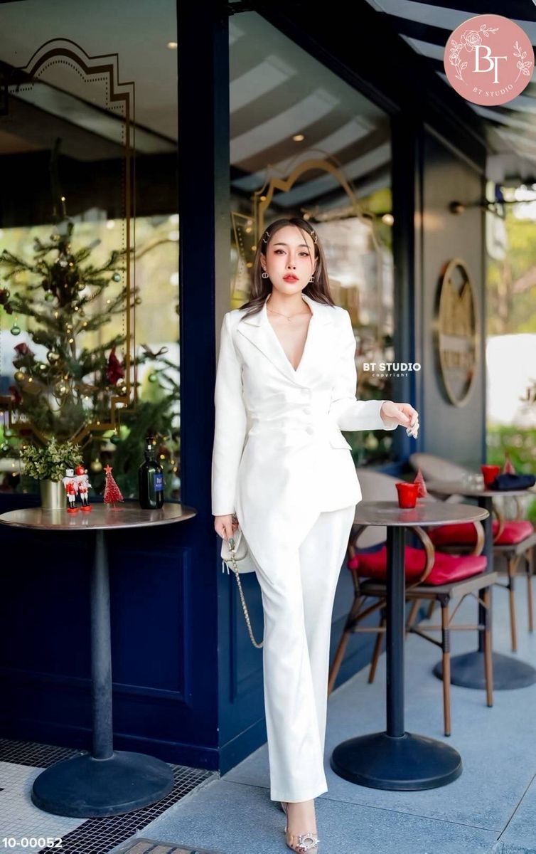 TAG : BT studio DETAIL : เซท 2 ชิ้น เสื้อเบเซอร์แขนยาวคอปก แต่งกระดุมเฉียงข้างเล็กน้อย แต่งจับจีบช่วงกระดุม ปลายชายข้างนึงแต่งปลายเฉียงยาวกว่าอีกข้าง มาพร้อมกางเกงขายาวเอวสูง กระเป๋าใช้งานได้จริง เนื้อผ้าสวย คัตติ๊ง premium quality