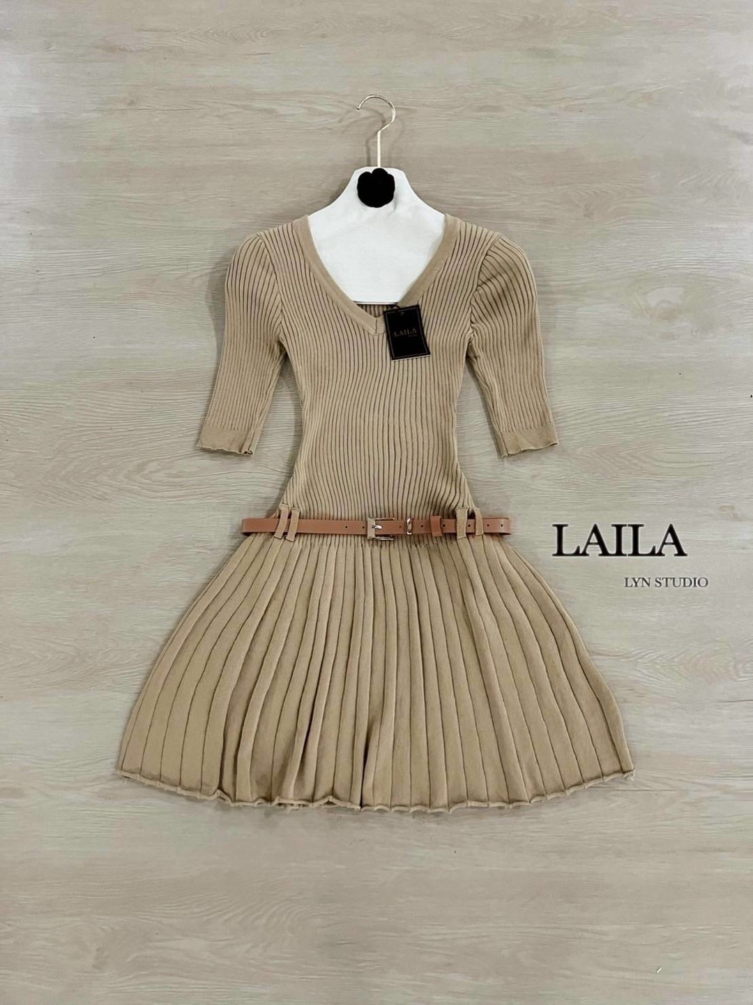 Tag : LAILA Detail: มินเดรสงานผ้าไหมทอแต่งคอวีงานผ้านุ่มๆมาในโทนสองสีดำ/น้ำตาลชาพร้อมสายเข็มขัดหนังเพิ่มความโดนเด่น ตัวกระโปรงแต่งจีบรอบตัวพร้อมซับใน ลุคนี้น่ารักมากค่า สวยง่ายๆ สบายๆ #byLaila #เดรสไหมพรม #เดรส #เดรสผู้หญิง #มินิเดรส #กระโปรงจีบ #กระโปรงจ