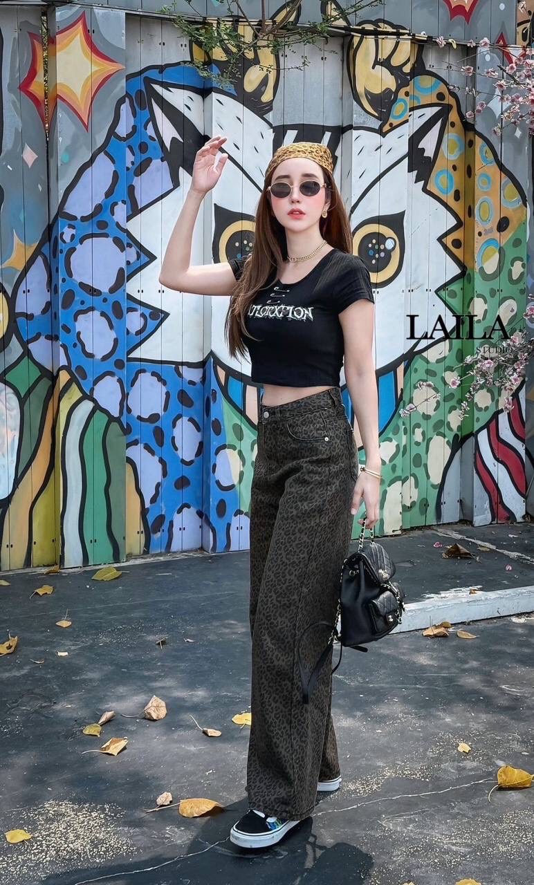 Tag: LAILA Detail: new!! Set เสื้อ+กางเกง เสื้อครอปทรงแขนสั้นมาในโทนสีดำงานผ้ายืดหยุ่นเข้ารูปสวย ช่วงอกแต่งสกีนลายพร้อมเข็มกลัดแต่งเก๋ๆ มาพร้อมกางเกงยีนส์ทรงปล่อยๆแต่งอะไหล่กระดุมสีเงิน มาในลายเสือดาวสุดเก๋🐆 งานผ้าสวยแต่งกระเป๋าสองข้าง ลุคนี้แมชกั