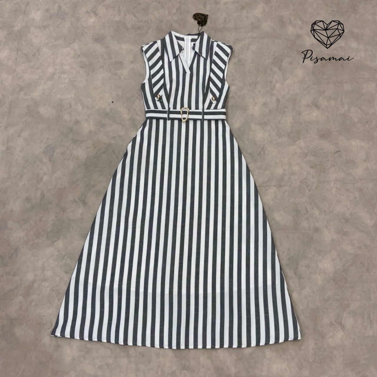 เดรสคอปกเชิ้ตตัวยาวลายทางสีเทา มาพร้อมเข็มขัดผ้าหัวอะไหล่ทองใส่เฟียสๆ แกรมๆ ได้ไม่ซ้ำใคร ต้องมีเลยค่า