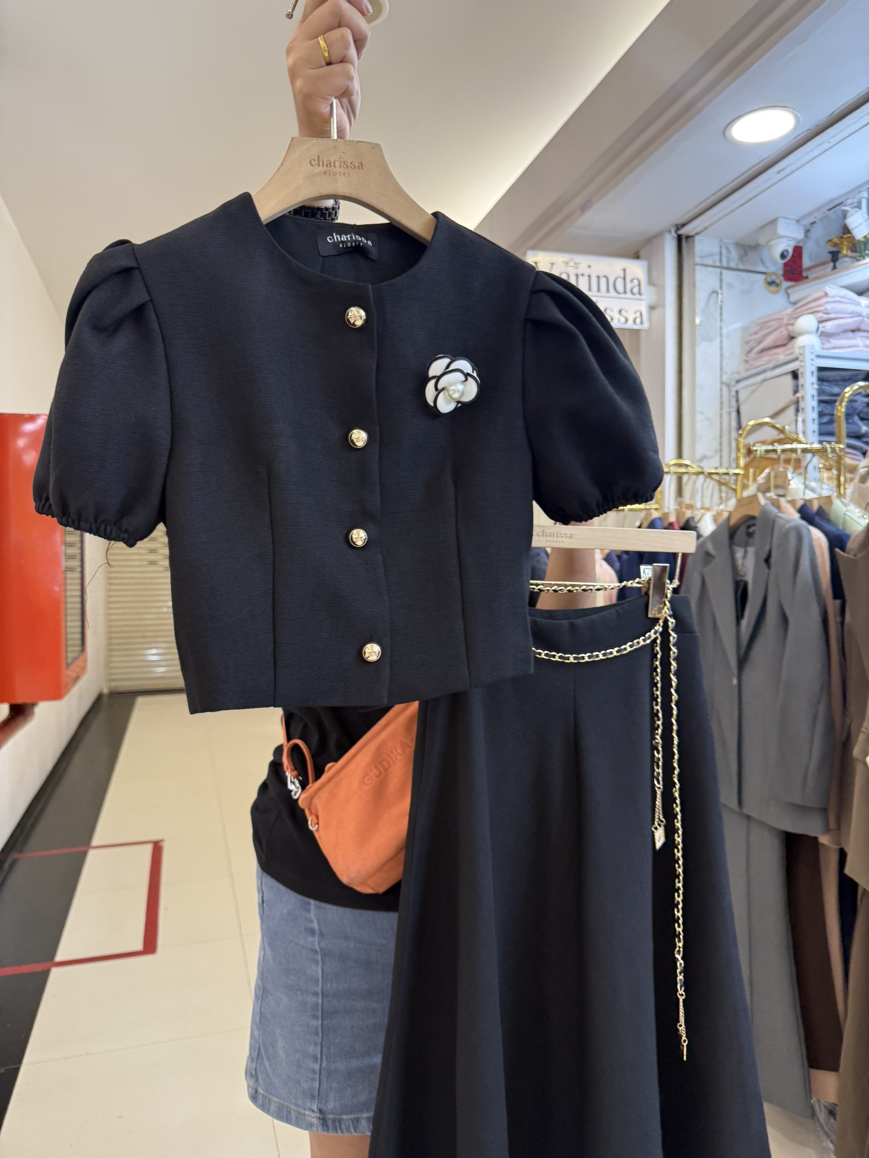 เซ็ท 4 ชิ้น: เสื้อ กระโปรง เข็มกลัดดอกไม้ เข็มขัดโซ่