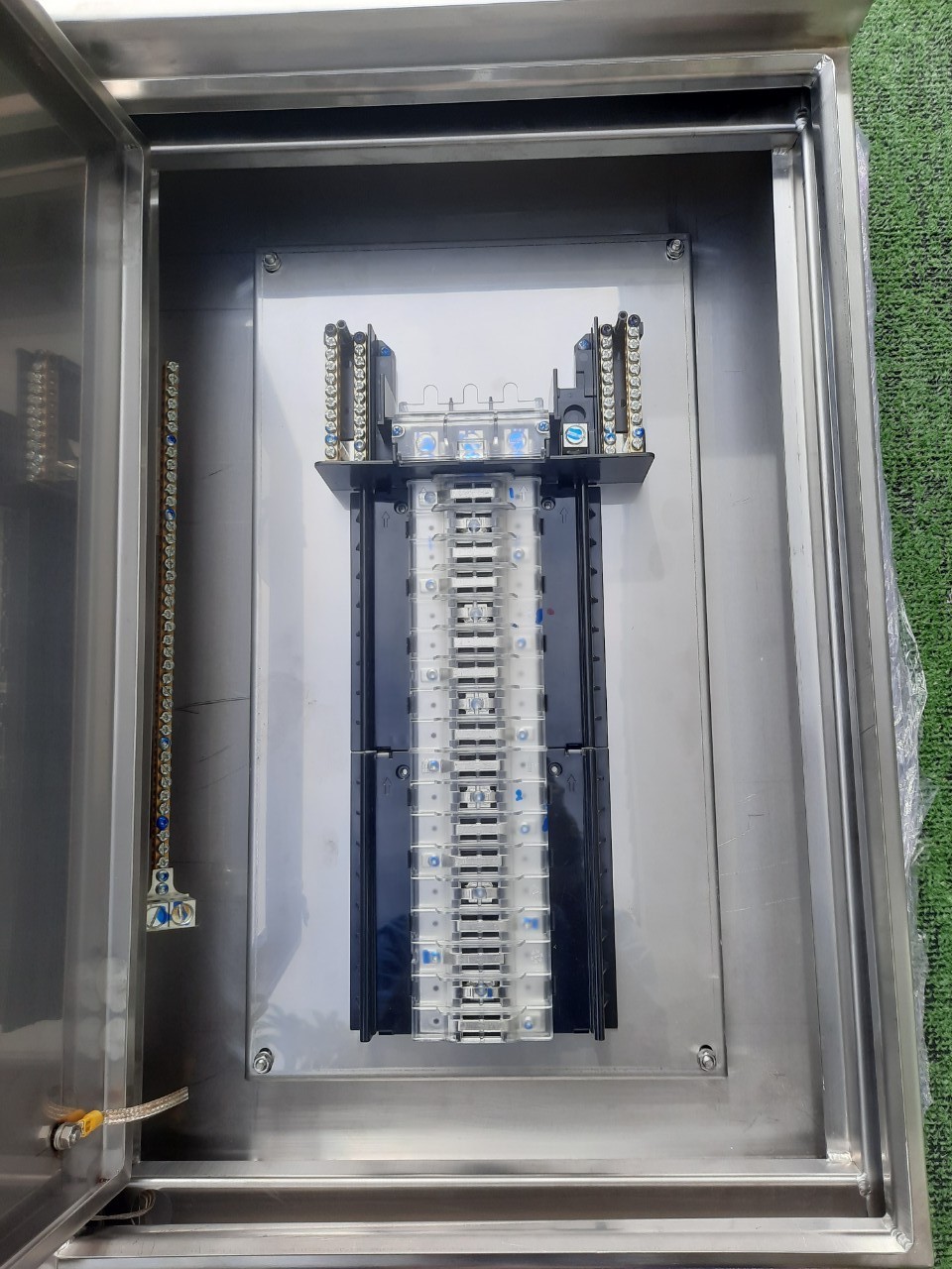 Main LUG 100A ตู้สแตนเลส 304 มีหลังคาสโลป W450xH650xD152mm. (36ช่อง)