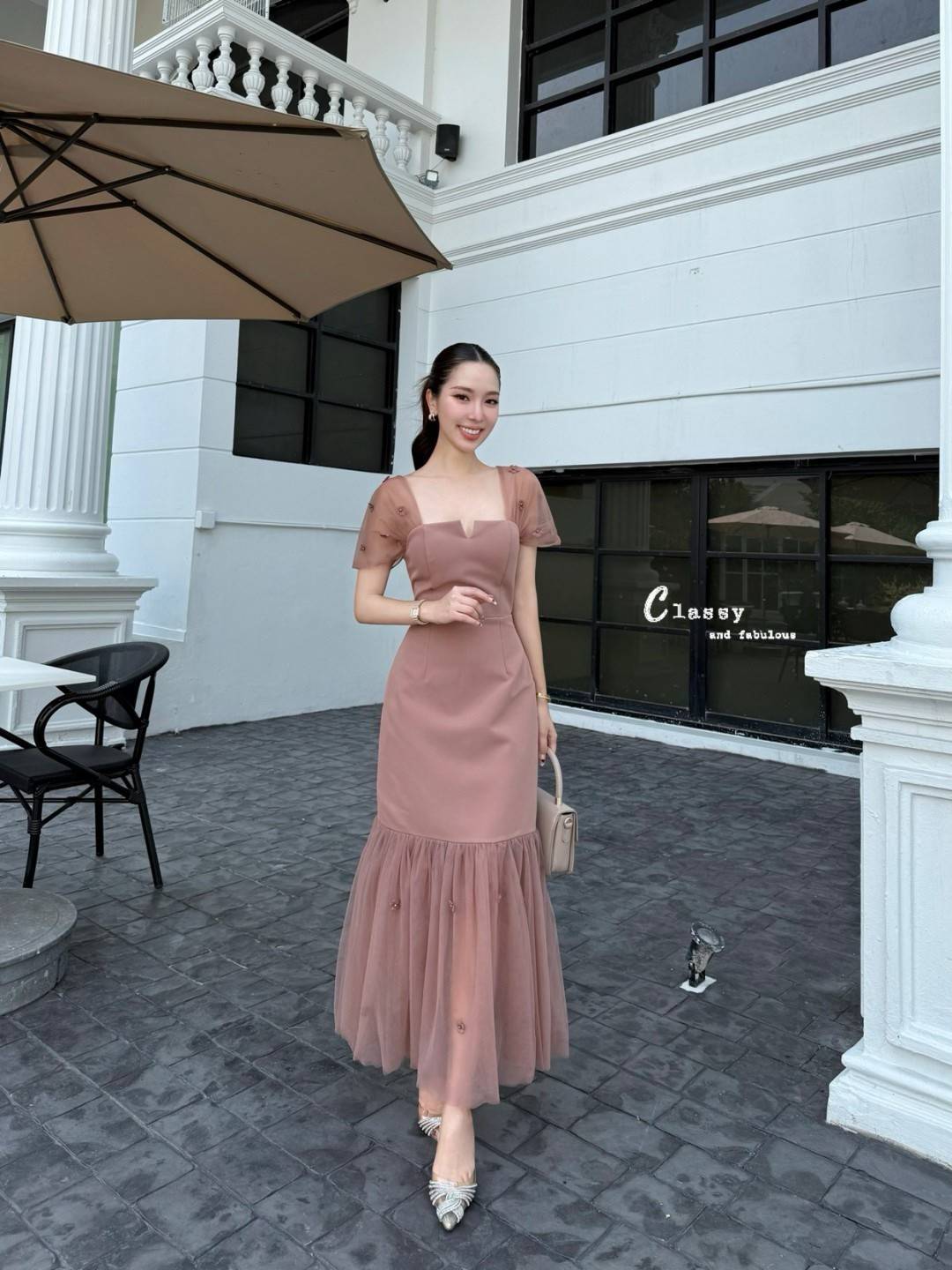 เดรสคอรูปหัวใจ ตรงไหล่เป็นผ้าซีทรูปิดไหล่ สามารถรูดขึ้นลงได้ ตรงผ้าติดดอกไม้ 3D สวยๆ ช่วงตัวเป็นผ้าพื้นอัดกาวอย่างดี และตรงปลายกระโปรงจับจีบผ้าซีทรูติดดอกไม้ 3D เหมือนผ้าตรงไหล่ค่ะ ช่วงอกมีฟองน้ำ ซับในทั้งตัว ซิปหลังใส่ง่ายค่ะ ชุดนี้สวยเก๋ ไม่ซ้ำใคร สวยสุ