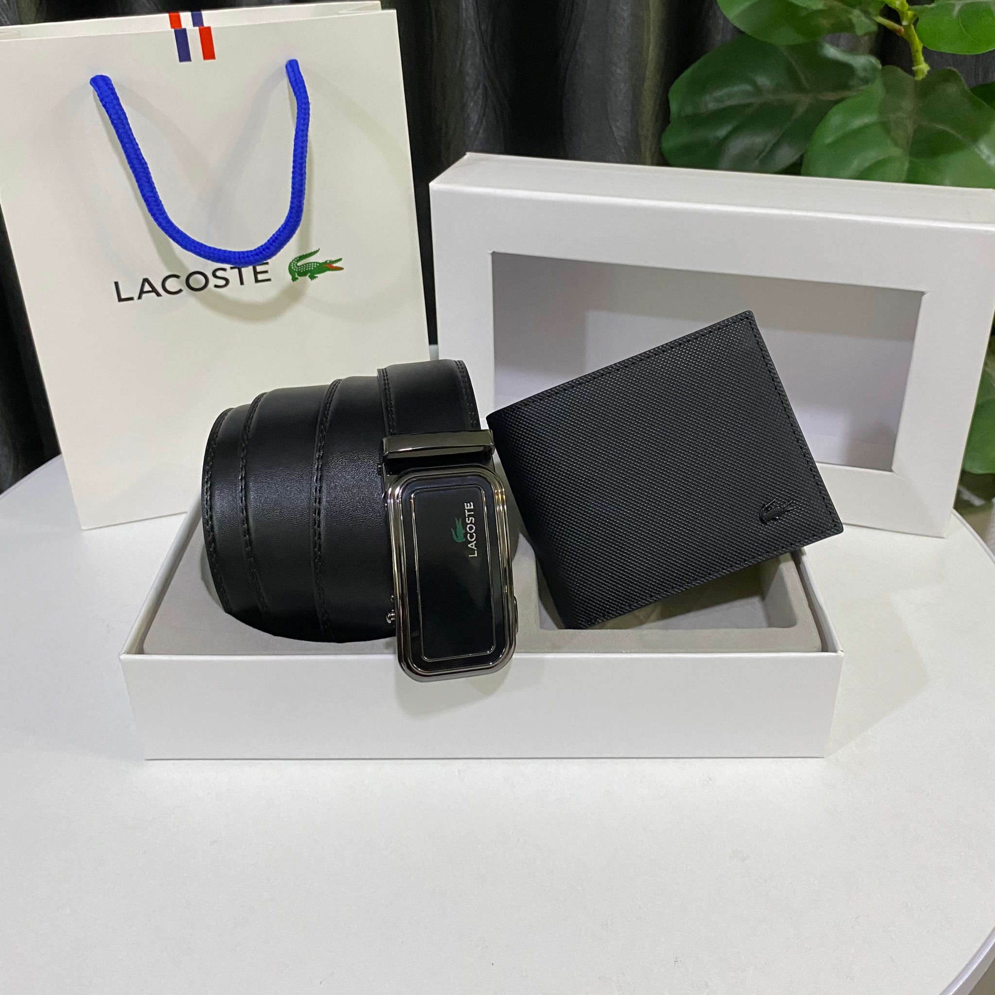 ชุดเข็มขัดกระเป๋าสตางค์ผู้ชายไฮโซเท่ห์ ๆ สมาร์ท ๆ แบรนด์เนมลาคอสสีดำ Lacoste Belt and Wallet Gift Set