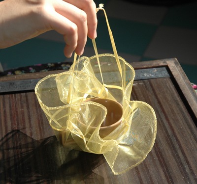 ถุงผ้าไหมสีทองทรงกลม 4 ใบ