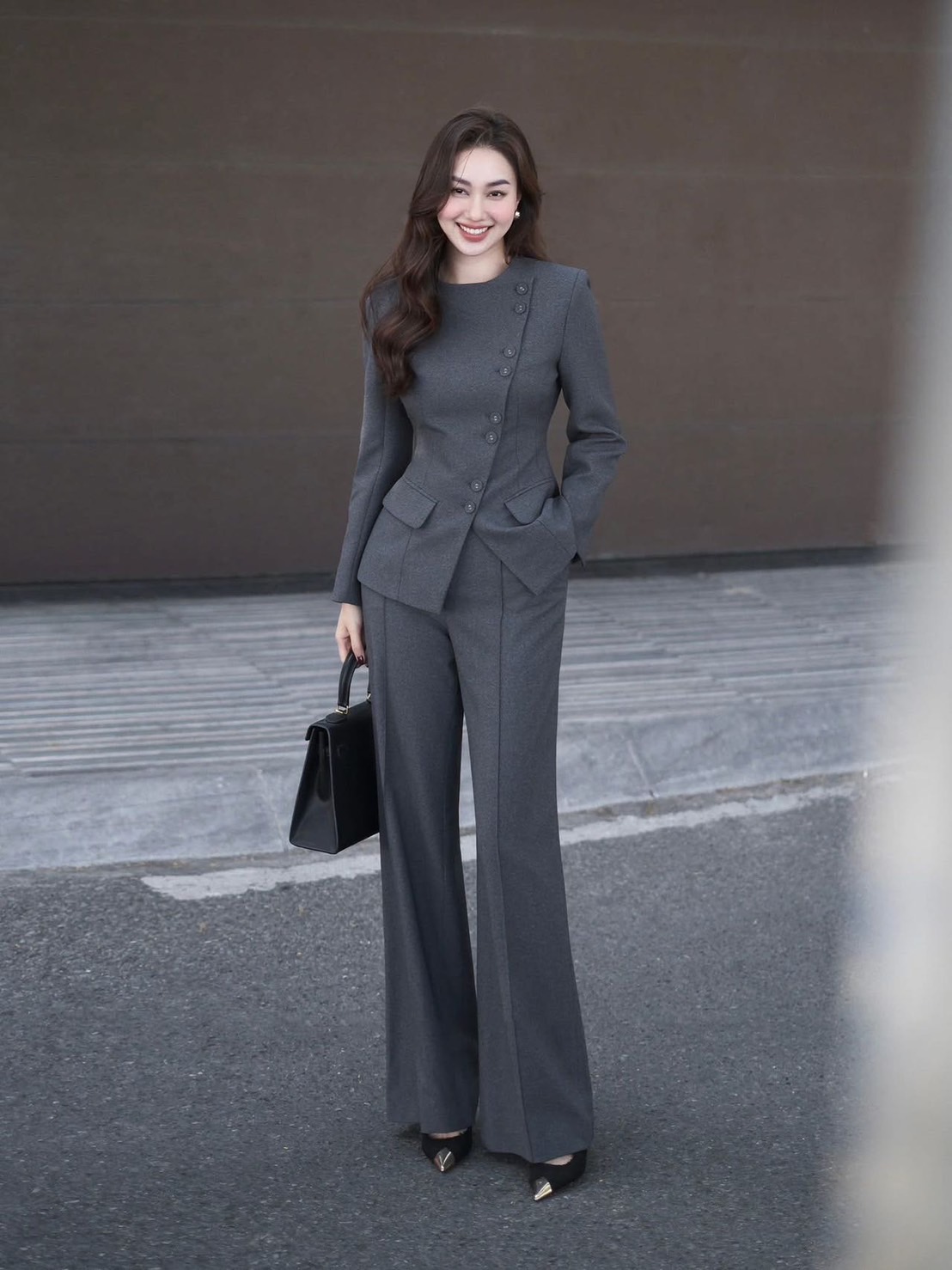 Set 2 ชิ้น สีเทาเข้ม เสื้อตัวยาวแขนยาวทรงพอดีตัวดีไซน์ด้านหน้าไขว้เฉียงมีกระดุมคู่เรียงแถวใช้งานได้จริง ชายเสื้อผ่าเล็กน้อย มีกระเป๋าเล็กๆช่วงเอว ( ไม่เสริมฟองน้ำ ไม่มีซิปหลัง ) มาพร้อมกับกางเกงทรงกระบอกขายาวตีเกร็ดหน้ายาว มีตะขอซิปหน้า และมีกระเป๋า2ข้างล