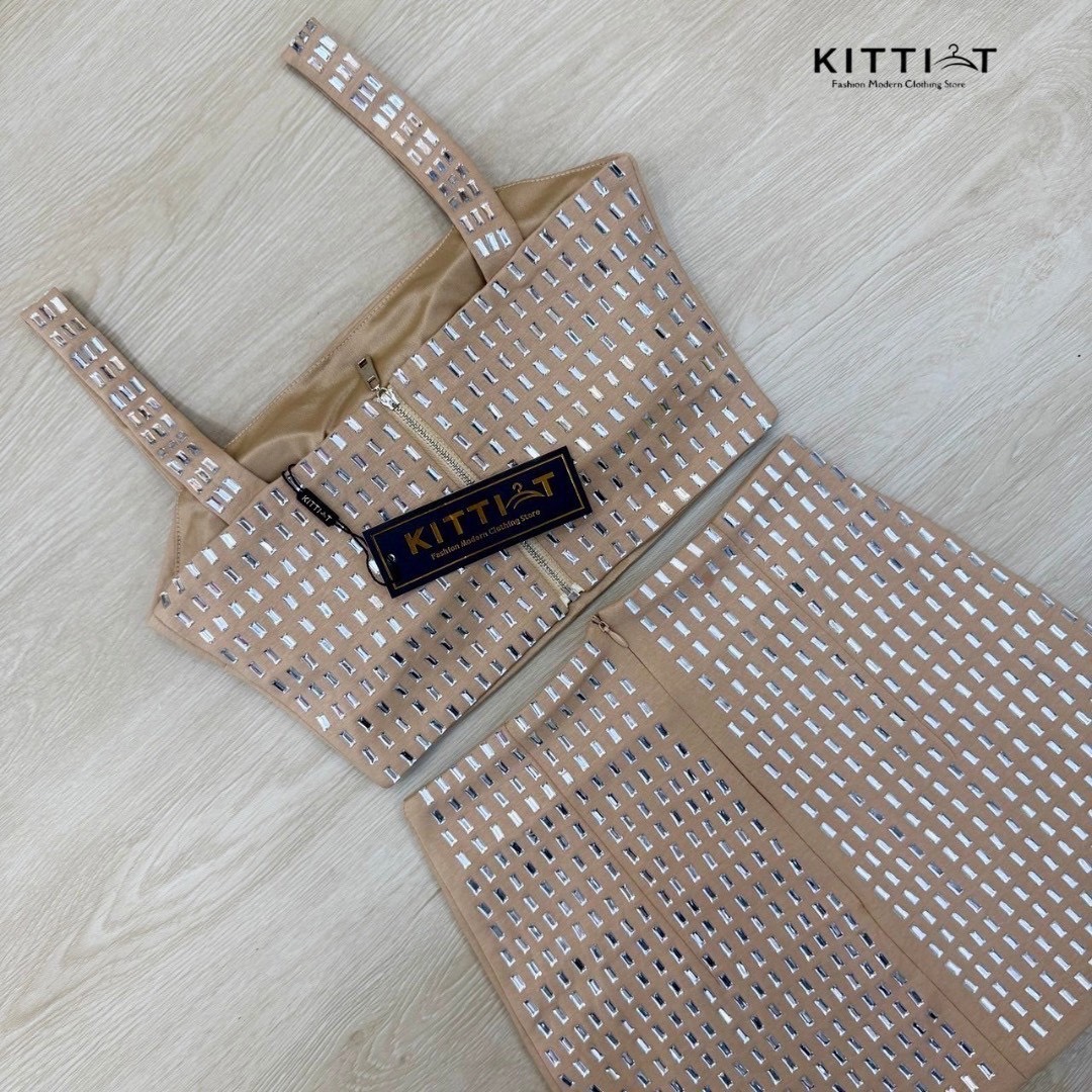 Set (2) ชิ้น เสื้อสายเดียว+กระโปรง ตัวแม่ตัวมัม พร้อมขโมยซีน้องตัวมีสาย ตกแต่งด้วยเพชรปักทั้งตัวทำให้โดดเด่นมีฟองน้ำเสริมอก ซิบหลัง กระโปรงปักเพชรทั้งตัว มีซับทั้งตัวไม่คัน set นี้คือที่สุดของ details สำหรับ event สำคัญของคุณ