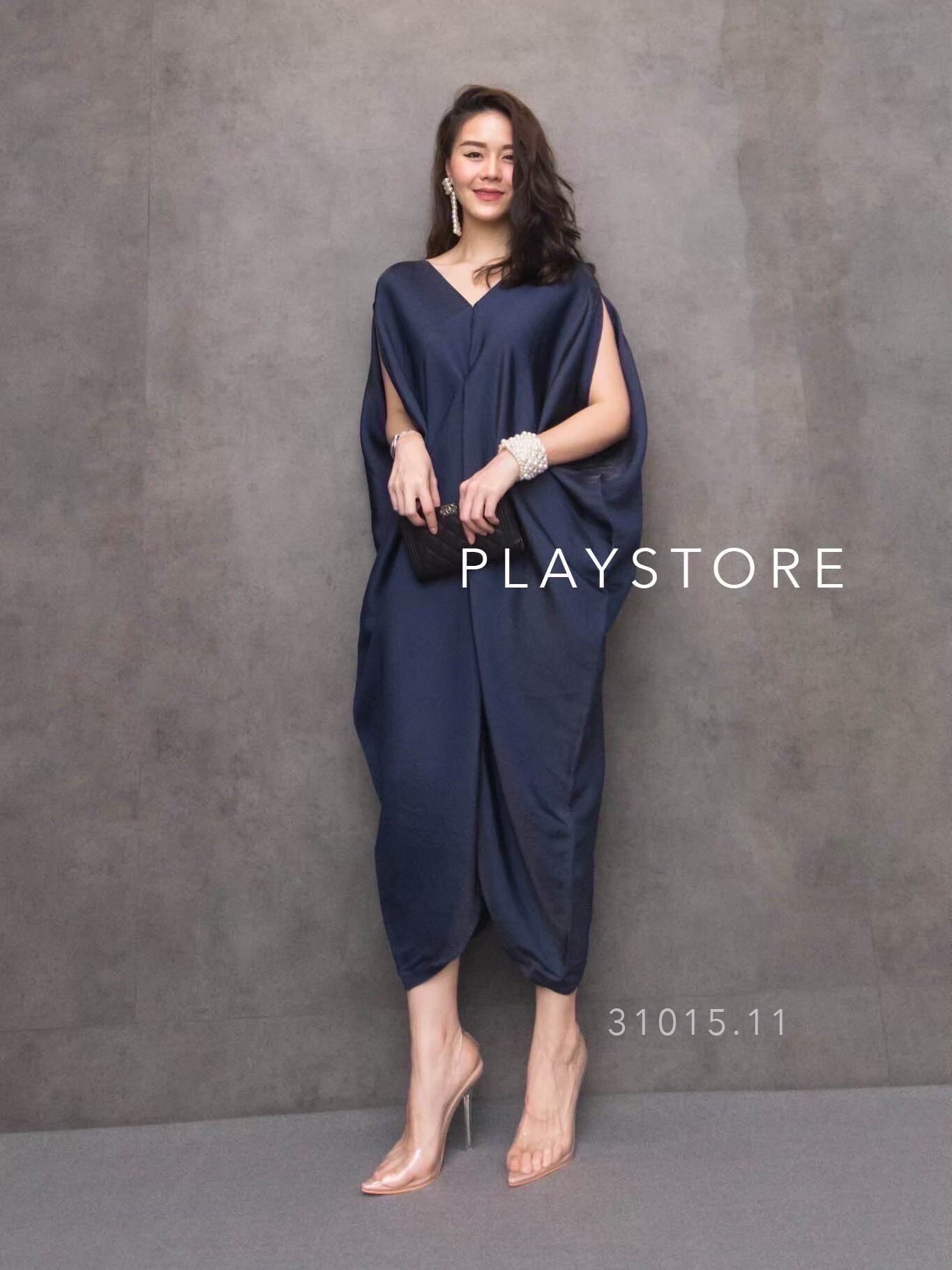 เดรสดีไซน์เก๋ ทรงโคร่งๆ คอวีไหล่เว้า ใส่ออกงานสวยสง่า เนื้อผ้าสวยเล่นแสงดี มีความเหลือบๆประกาย ใส่แล้วผ่องมีออร่า เหมาะกับสาวทุกไซส์ ใส่สบายสุดๆ ใส่ออกงานเริ่ด..ตอบโจทย์ทุกโอกาส หรูหราทุกสี!!! #mirrorsister #ถ่ายจากสินค้าจริง #งานป้ายMiRRoRsister #31015.1