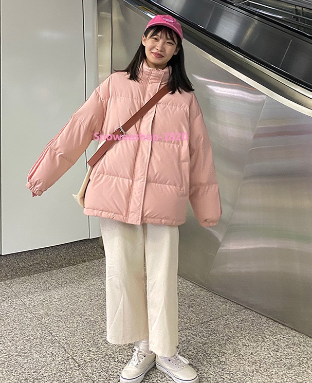 เสื้อแจ็คเก็ตบุนวมใส่ได้ทั้งผู้ชายและผู้หญิง หรือใส่เป็นคู่ เสื้อกันหนาวสไตล์เกาหลีแต่งปกคอสูง กันหนาวติดลบ กันลม กันหิมะได้ดี ทรงโอเวอร์ไซใส่แบบหลวมๆ มาพร้อม 3 เฉดสี ชมพู ดำ เบจ