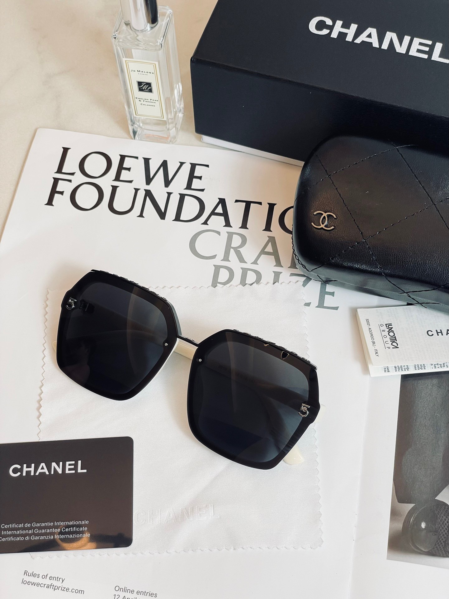 แว่นตากันแดดไฮโซเก๋ ๆ เท่ห์ ๆ แบรนด์เนมชาแนลพรีเมี่ยมกิ๊ฟสีดำขาว CHANEL SUNGLASSES Premium gift