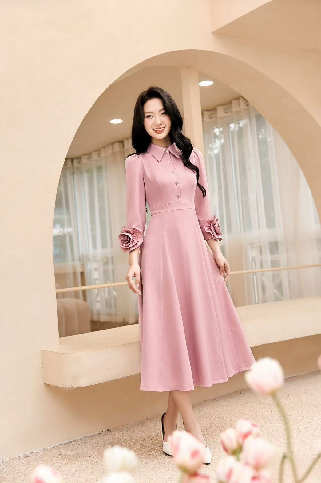 Maxiเดรสคอปกแขนยาว สีชมพู ทรงสวย มีเข็มกลัดดอกไม้3Dดอกใหญ่ที่ปลายแขน เพิ่มมิติให้กับชุด อกเย็บแต่งกระดุมใช้งานได้จริง (มีซิปหลัง) แพทเทิร์นเป๊ะมาก เย็บซับอย่างดี ผ้านิ่มดีมาก ผ้าพริ้วใส่สบาย