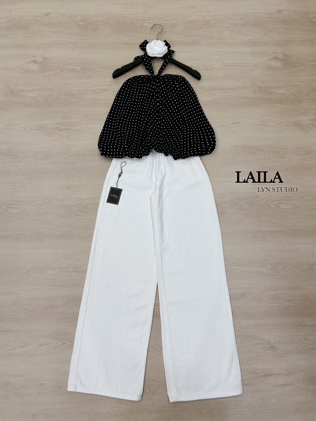 Tag : LAILA Detail: SET เสื้อ+กางเกง งานเสื้อทรงเกาะอกผูกคล้องคอดีไซน์งานแต่งจุดสุดฮิตน่ารักมาในโทนสีดำช่วงปลายเสื้อแต่งบอลลูนพองๆ ผ้าดีมีน้ำหนัก พร้อมกางเกงยีนส์สีขาวแต่งกระเป๋าทรงขากระบอกสวยเป๊ะ แมชลุคคุณหนูน่ารัก #byLaila #เสื้อคล้องคอ #เสื้อลายจุด #ลุ