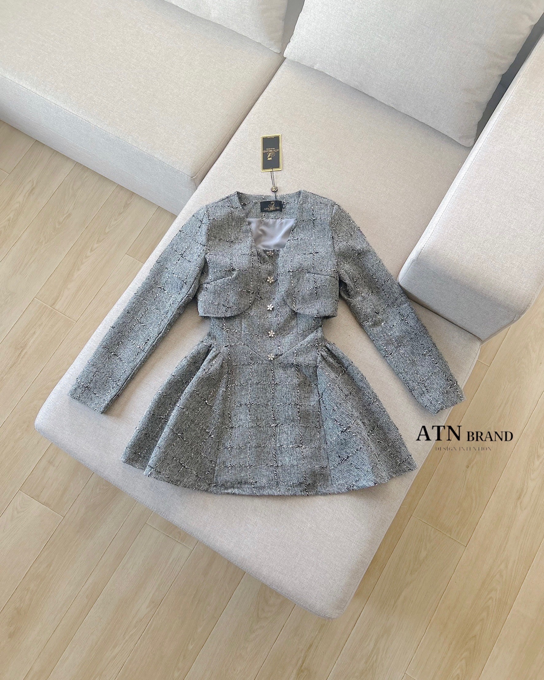 ชุดset 2ชิ้น เสื้อสูทครอปแขนยาว+มินิเดรสผ้าทวิตแต่งดิ้นเงิน สุดหรู อกเสริมฟองน้ำ มีซิลิโคนกันลื่นรอบหน้าอก ซิปหลัง ซับในอย่างดี จะใส่ไปงาน ไปเที่ยว ดินเนอร์ สวยจบได้ในชุดเดียว ต้องมีติดตู้ไว้เลยนะค่า