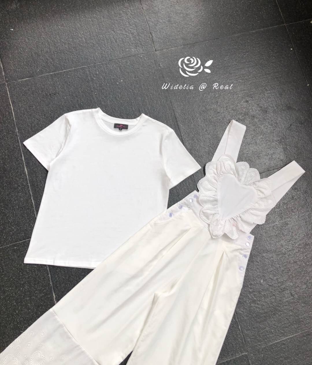 Set เซ็ตจั้มสูทขา 5 ส่วน ทรงสวยเนื้อผ้าอย่างดี ช่วงอกเก๋ไก๋ด้วยระบายหัวใจปักฉลุลายสวยเก๋ ท่อนขาทรงตรงขากระบอกปลายขาต่อชิ้นผ้าปักฉลุลายเก๋ มาพร้อมกับเสื้อยืดเนื้อผ้า Cotton เนื้อนุ่มอย่างดี งานเทียบเท่า 1:1 งานทรงสวยใส่แล้วหุ่นดี แนะนำเลยจ้า รับรองใส่ออกมา