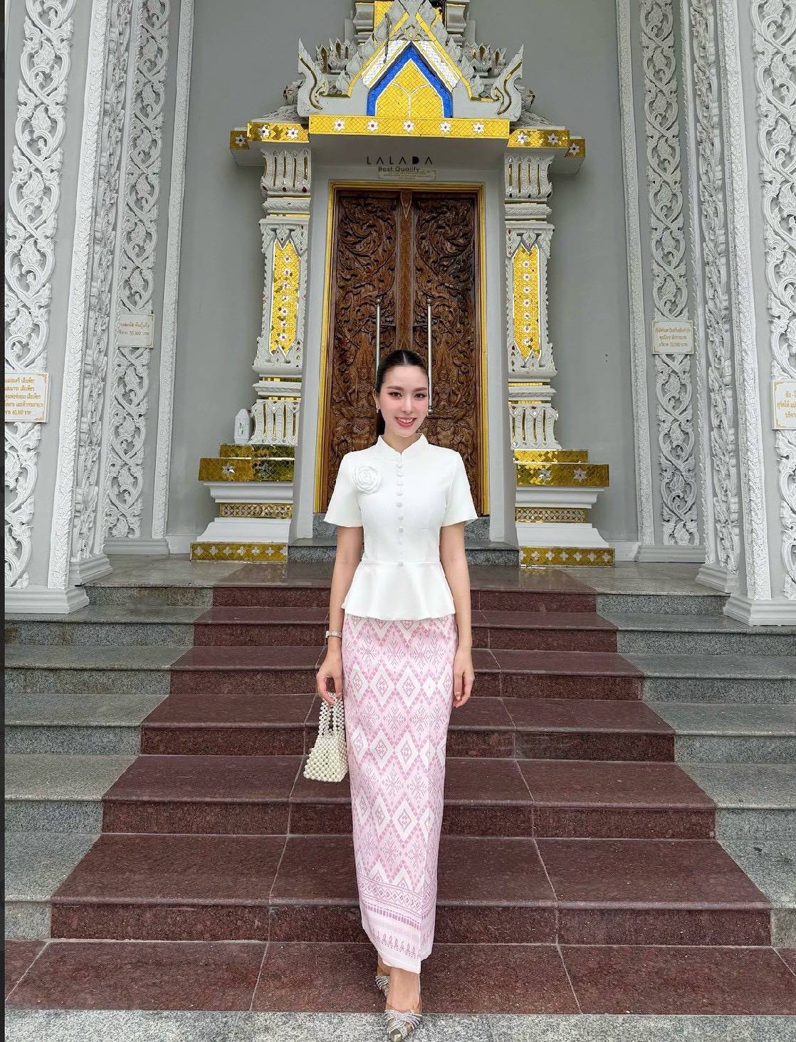 Set 2 ชิ้นชุดผ้าไทยประยุกต์ เสื้อสีขาวตัดเย็บอย่างดีแต่งกระดุมหน้างานซิปหลังเป็นซิปซ่อน + เข็มกลัดดอกไม้ แมทช์ผ้าถุงสำเร็จพิมพ์ลายโทนสีชมพู 𝐂𝐨𝐥𝐨𝐫 : 𝐎𝐫𝐢𝐠𝐢𝐧𝐚