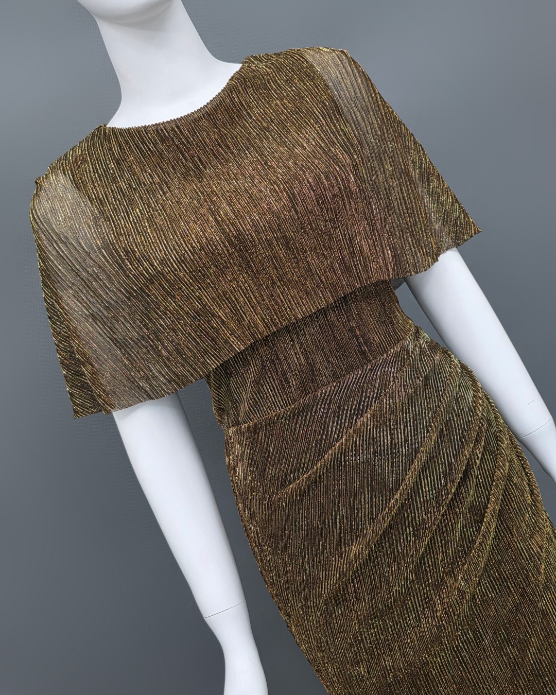 Label : LUXE ☑️ เดรสเสื้อคอกลมแขนกุด ดีเทลเป็นเสื้อคลุมไหล่ในตัว กระโปรงทรงสอบจับเดรป ☑️ ทำจากผ้าราเม่อัดพลีท ผสมดิ้นเมทัลลิค มีประกายเล่นแสงสวย ผ้านุ่มยืดหยุ่น คัตติ้งประณีต ☑️ มีซิปซ่อนและซับในเต็มตัวค่ะ