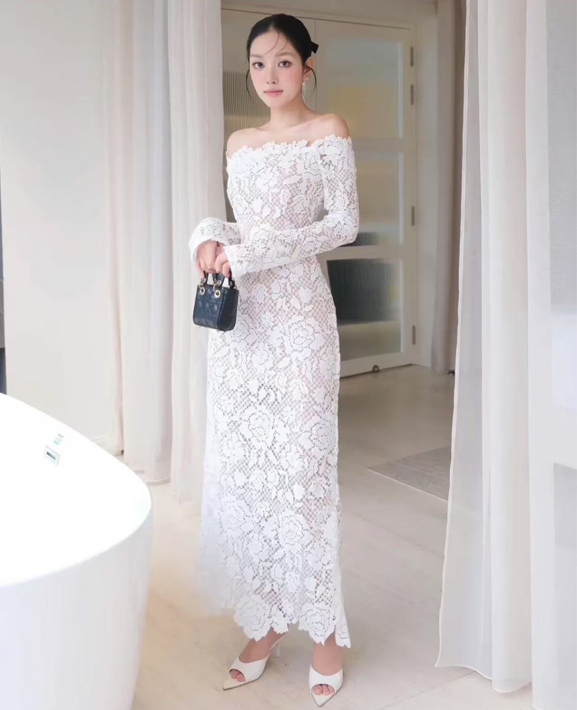 เดรสปาดไหล่ลูกไม้ตัวยาวเรียบ หรู ดูแพง เป็น everydaylook ได้ทุกวัน ราคานี้มือต้องไวเลยค่า รุ่นนี้ใส่สวย ห้ามพลาดเลยค่า