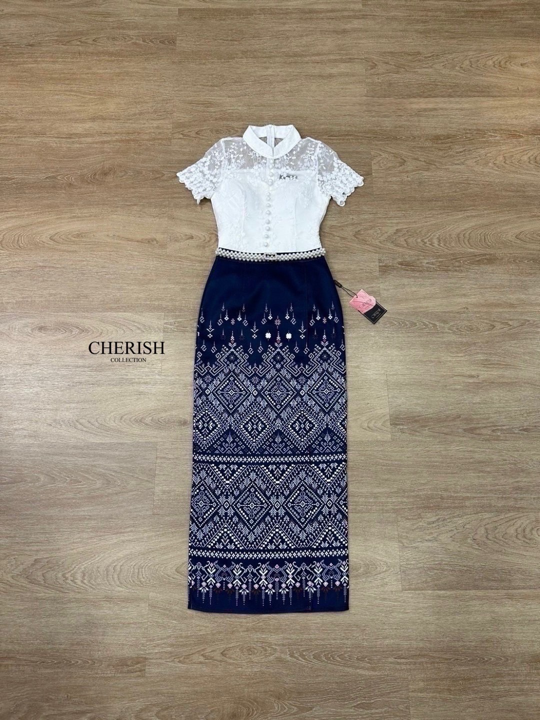 เซ็ทชุดไทย ชุดงานบุญ 3 ชิ้น เสื้อลูกไม้แต่งกระดุมมีซับในอย่างดี ใส่คู่ผ้าถุงสำเร็จเนื้อผ้าใส่สบาย จัดเข็มขัดมุกมาให้ครบเซ็ท สาวๆสายบุญ หรือจะใส่เป็นธีมชุดเพื่อนเจ้าสาวก็เหมาะ ใส่ได้ทุกเทศกาล ไม่ว่าจะออกงานไหน ก็สวยยืนหนึ่งค่ะ🩷