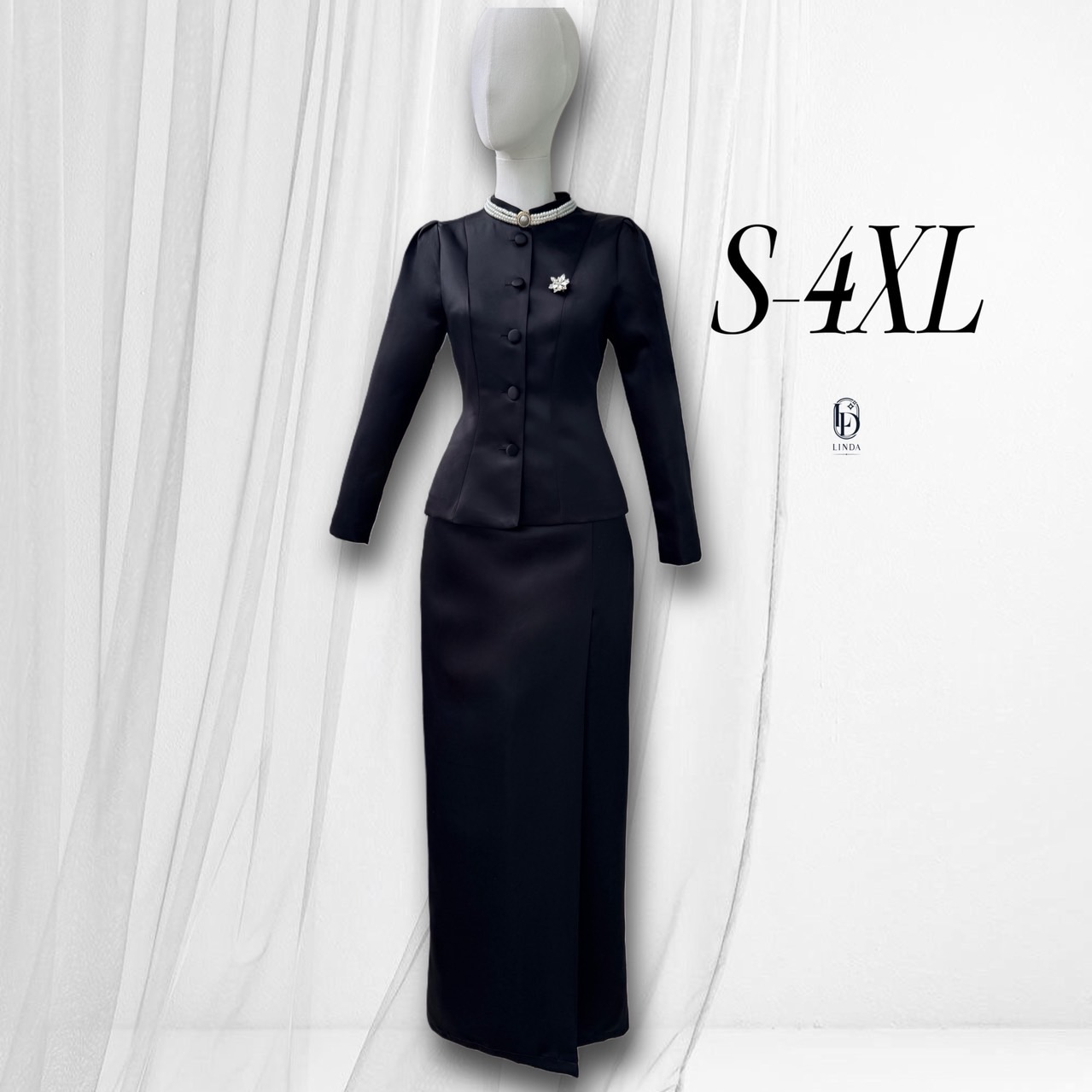 ชุดไทยจิตรลดาคอตั้งแขนยาวบ่าเสริมฟองน้ำยกไหล่กระดุมปั้มเรียงเม็ดตัวชุดเข้าเอวแต่ไม่แน่นทรงสวยมาพร้อมผ้าถุงป้ายหน้าใช้ผ้าเยอะเผื่อให้ใส่เดินนั่งได้สะดวกเพราะตรงที่ป้ายเผื่อผ้าให้เยอะไม่มีผ่าหลังใส่ได้สุภาพเนื้อผ้าไหมอิตาลี