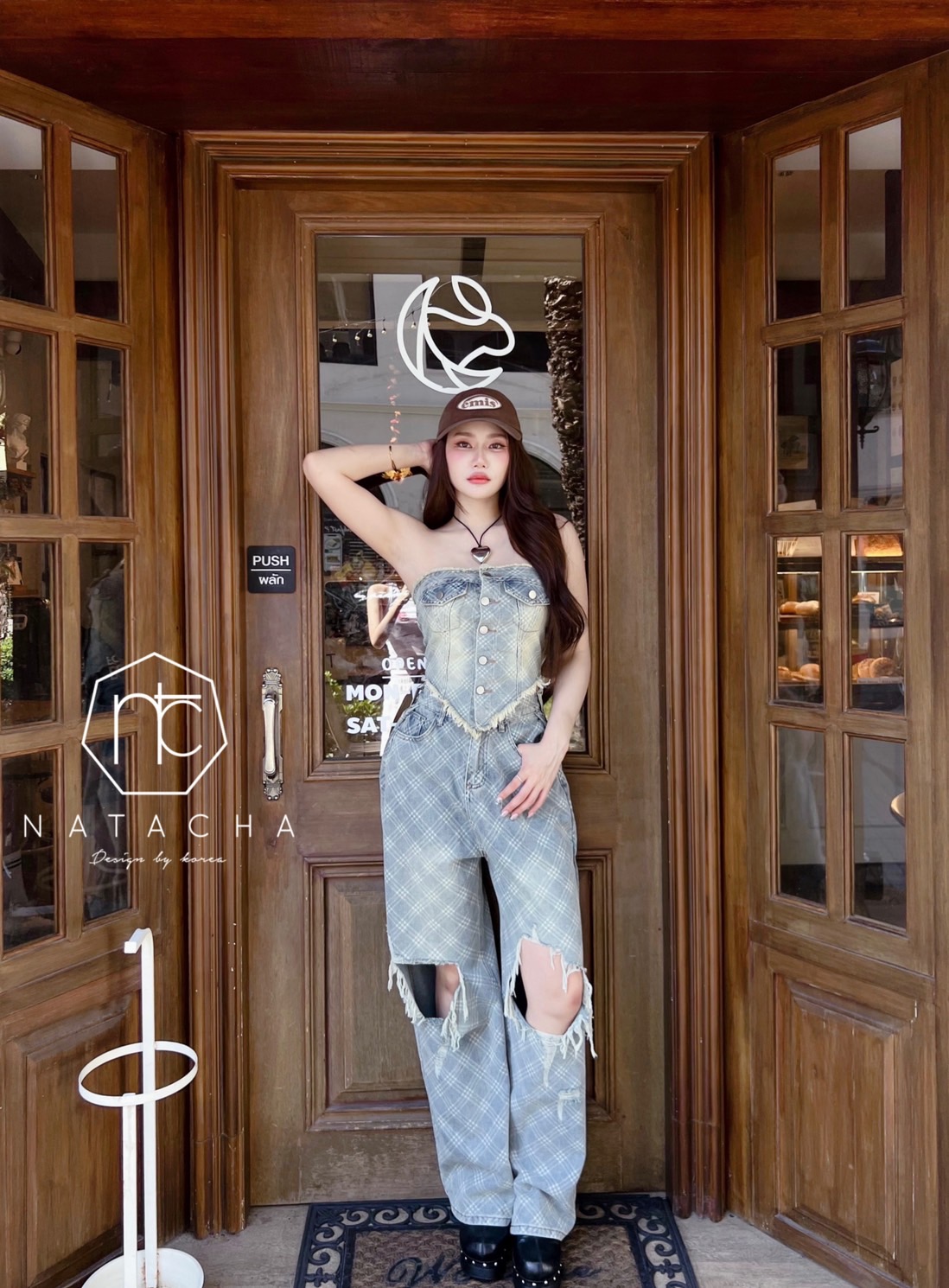 Set เกาะอกยีนที่งานสวยไม่ไหว ผ้ายีนลายตารางเฉียงง เกาะอกด้านหลังสม็อคด้านหน้าปลายแหลม แมตกางเกงขายาวเอวจีบข้างแต่งขาด เนื้อยีนนิ่มกำลังดี งานสวยมาก