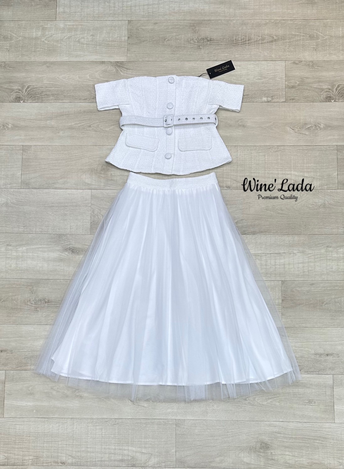 Set 3 Pcs.เซ็ทเสื้อผ้าทวิตปาดไหล่สีขาว มาพร้อมกับกระโปรงผ้ามุ้งสีขาว ซับในทั้งตัว มีเข็มขัดเข้าเซ็ท สวมใส่ง่ายตัวเสื้อเป็นซิปด้านหลัง เนื้อผ้าใส่สบาย ใส่สวย ใส่แล้วเป๊ะ ปัง ใครได้ลองแล้วจะหลงรักค่าา รับรองคุ้มเว่อร์ งานสวยมากค่ะ #Wine'Lada