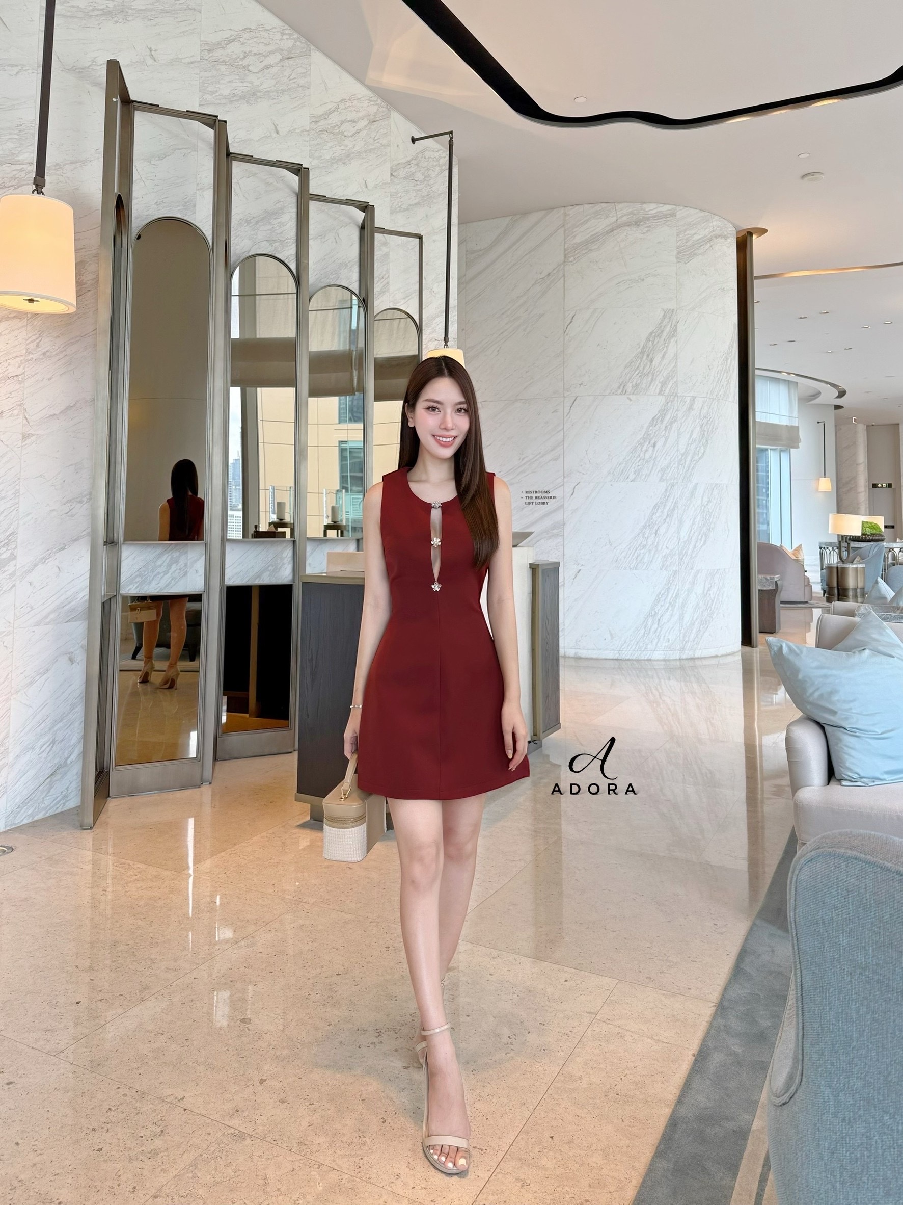 มินิเดรสดีไซน์น่ารักๆใส่ง่ายๆในช่วงนี้ แนะนำตัวนี้เลยค่ะ สาวๆ อโดร่า มินิเดรส ดีไซน์แขนกุด แต่งอะไหล่ช่วงอก ตัวเดรส ใช้ผ้าโพลีเอสเตอร์