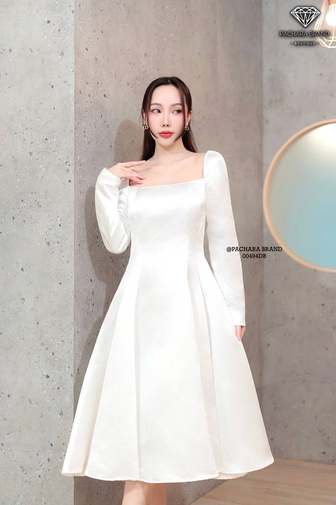 เดรสคอเหลี่ยมแขนยาวสีขาว มีฟองน้ำดันทรงสวย ช่วงเอวตีเกร็ดเข้ารูป ชายกระโปรงบานสวยมาก เนื้อผ้าซาตินหนามีซับในอัดกาวอย่างดี งานซิปด้านหลัง รุ่นนี้ใส่ชิลล์ถ่ายรูปสวยได้ทุกโอกาสเลยนะคะ #PACHARABRAND