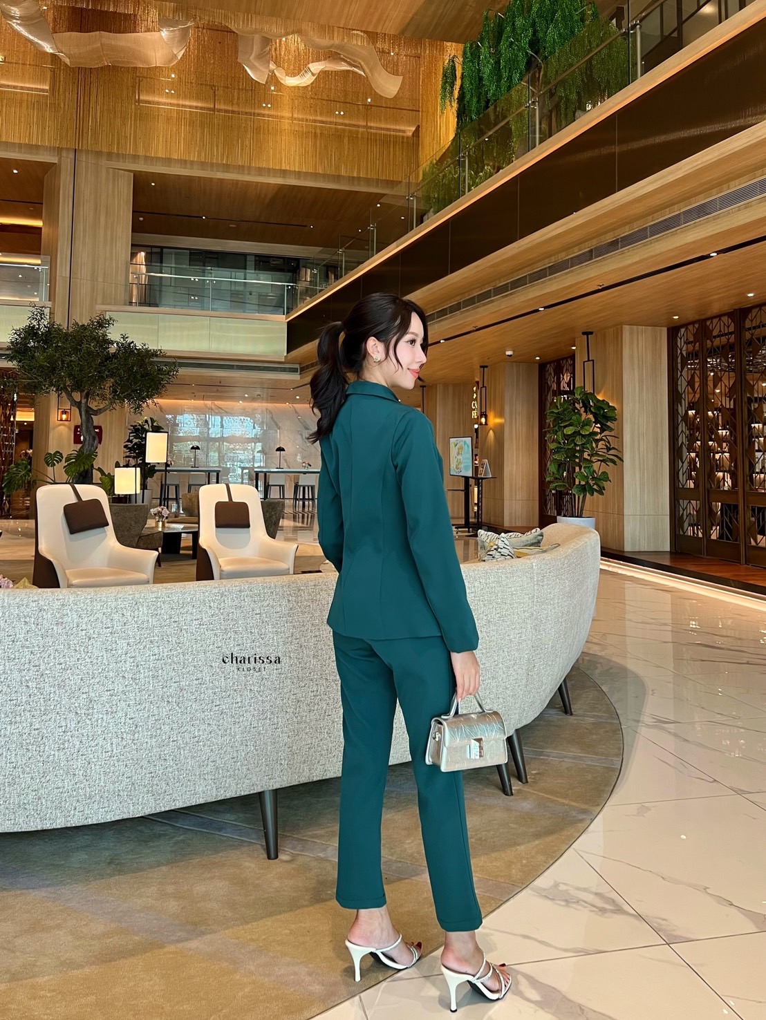 เสื้อสูท+กางเกง setsuit สีสวยไม่เหมือนใคร ตัวเสื้อมีซับในทั้งตัว แต่งกระดุม1 เม็ด กระเป๋าจริงทั้งเสื้อและกางเกง มาพร้อมกางเกงขายาว 9 ส่วน เป็นทรงกระบอกเล็ก งานดีเวอร์ อัดรีดกาวทั้งชุด งานคุณภาพสุดๆและหรูมากคะ