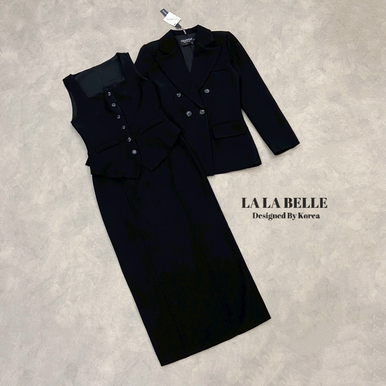 เซต3ชิ้นผ้าสูทอัดกาวอย่างดีผ้ามีน้ำหนักสุดๆเสื้อคอเหลี่ยมกระดุมหน้าเอวเข้ารูปชายเสื้อบานออกเล็กๆใส่กับกระโปรงทรงสอบเอวสูงตะเข็บหน้าผ้าหลังมาพร้อมเสื้อสูทคอกปกกระดุมหน้าแขนยาวบ่าเสริมฟองน้ำมีซับในอัดกาวอย่างดี