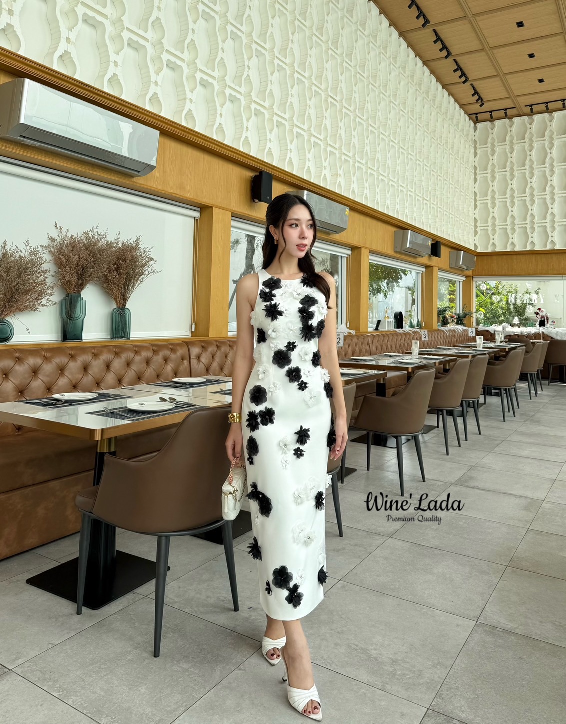 Dress. เดรสแขนกุดตัวยาวแต่งดอกไม้ทั้งตัว ผ่าด้านข้าง เรียบหรู ผ้าดีทรงสวยมากค่ะ เป๊ะและเข้ารูป มีซิปหลัง ใส่แล้วผอมเพียว สวย ซับในทั้งตัว ใครได้ลองแล้วจะหลงรักค่าา รับรองคุ้มเว่อร์ งานสวยมากค่ะ #Wine'Lada