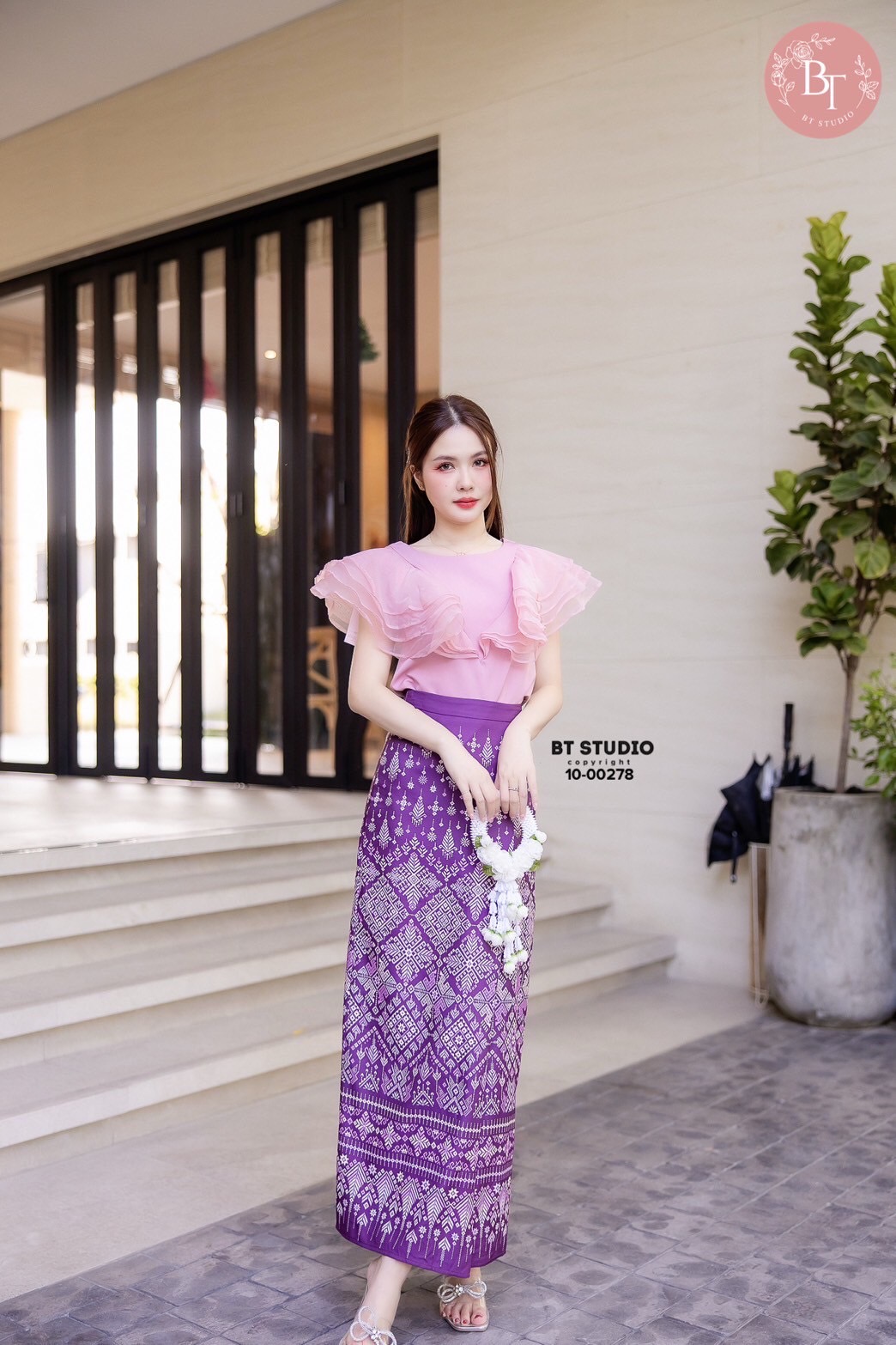 TAG : BT STUDIO DETAIL : เซท 2 ชิ้น เสื้อสีชมพูแขนกุดแต่งระบายช่วงไหล่ไล่ลงมาตรงกลางทั้งด้านหน้าและหลัง ซิปหลังมาพร้อมกระโปรงผ้าถุงประยุกต์พิมพ์ลายสีม่วง งานสวยเนื้อผ้าดีคัตติ๊งสวยมีซับในค่ะ
