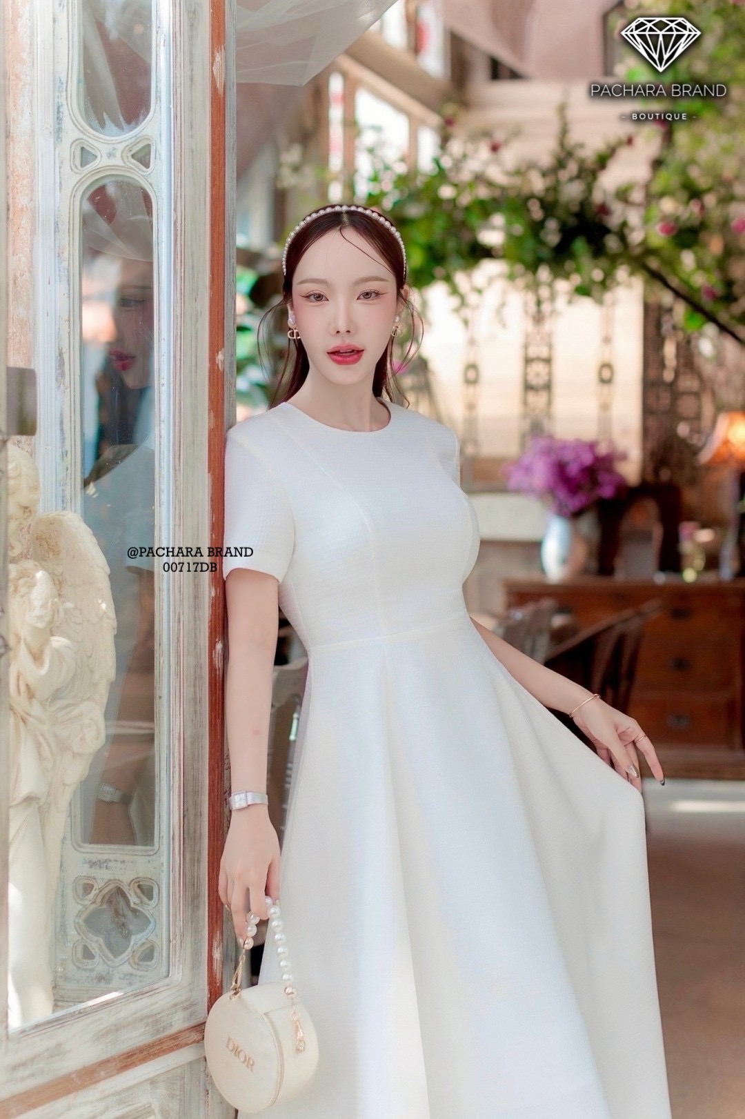 เดรสยาวคอกลมแขนสั้นสีขาว ช่วงเอวตีเกร็ดเข้ารูป ชายกระโปรงบานเป็นทรงสวยมาก เนื้อผ้าหนามีเท็กเจอร์ทอลายนูนสวย งานซิปด้านหลัง มีซับในอัดกาวอย่างดี รุ่นนี้ใส่ชิลล์ถ่ายรูปสวยได้ทุกโอกาสเลยนะคะ #PACHARABRAND