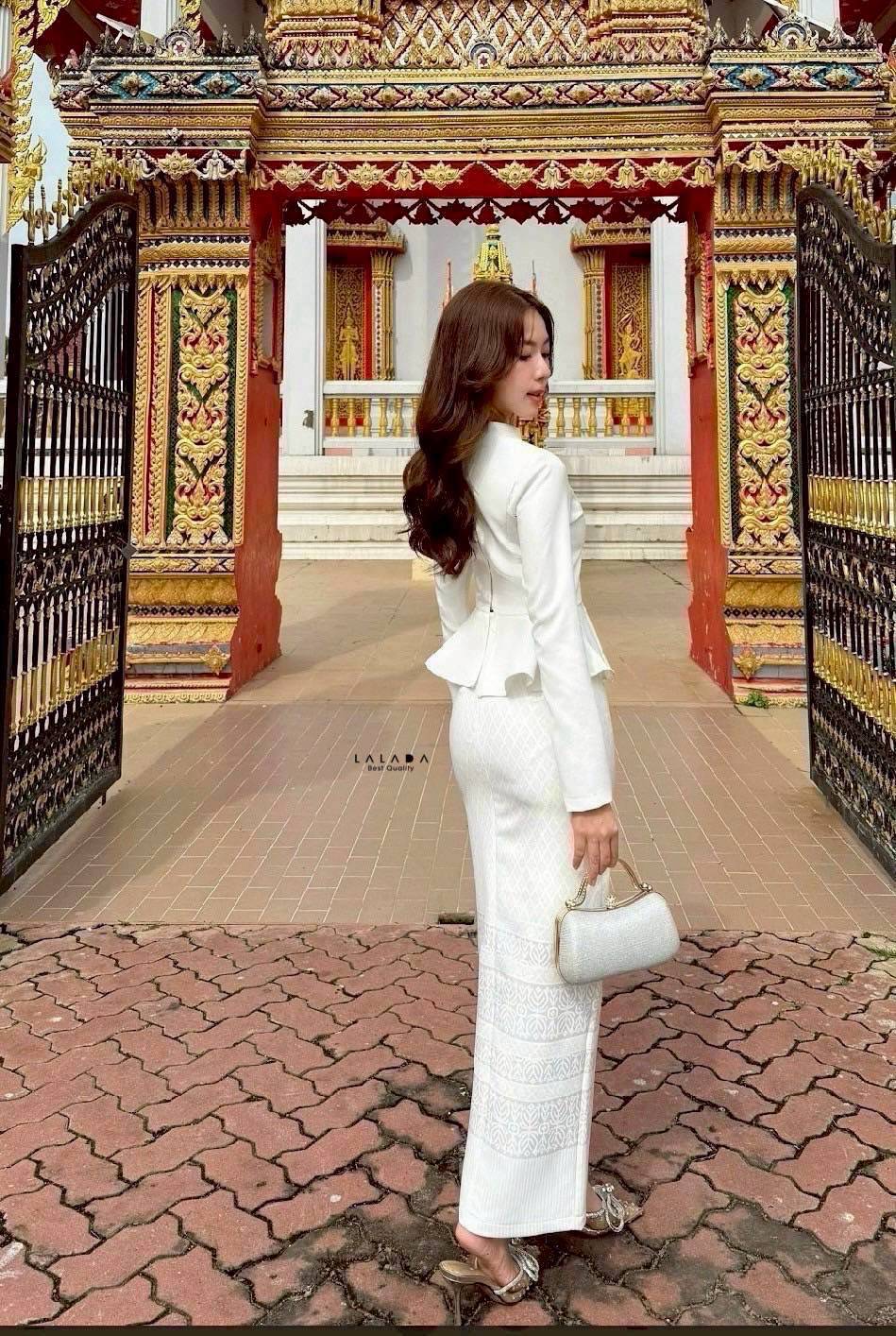 🌸LALADA (ลลดา)ค่ะ #งามอย่างไทย #ชุดไทย •Detail : set 2 ชิ้น เสื้้อแขนขาวสีขาว ชายเสื้อระบาย + กระโปรงสำเร็จรูปโทนสีขาว + เข็มกลัด สำหรับไปทำบุญ ชุดไปงาน ชุดแต่งงาน งานบุญ งานบวชได้หมดเลยค่ะ Color::ตามรูป