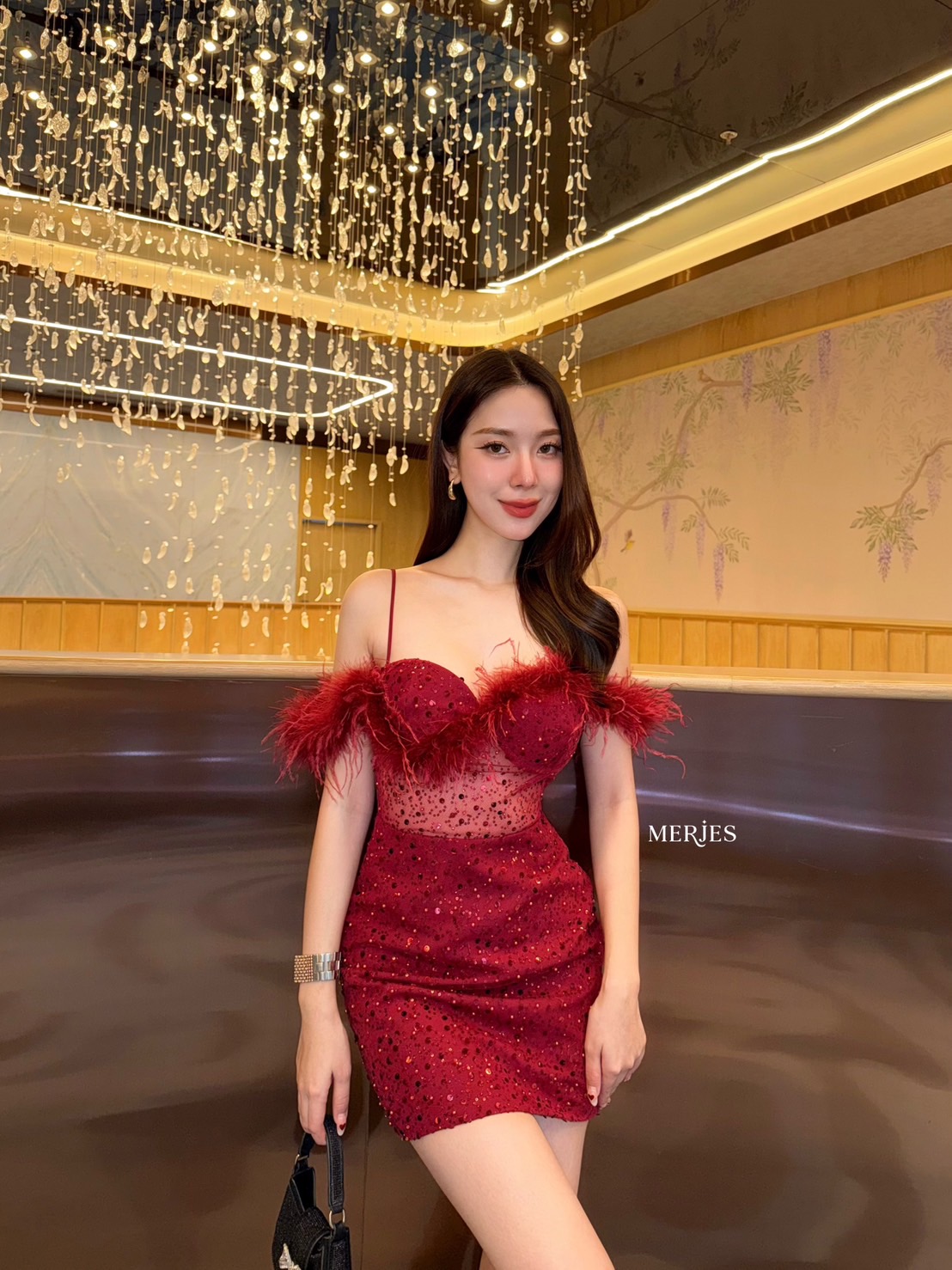 มินิเดรสสายเดี่ยวทรงเกาะอกแต่งขนนกแขนดีเทลปาดไหล่ดีไฮโซแอบเซ็กซี่เก๋ๆช่วงตัวแต่งซีทรูแบบไม่โป๊มากเดรสทรงเข้ารูปงานผ้าแต่งวิ้งในตัวสวยเก๋ผ้าไม่คันนะคะงานมีซับในและซิปหลัง ใครมองหาชุดเซ็กซี่สวยๆแนะนำชุดนี้เลยคะ ใส่สวยน่ารักดูดีมากๆใส่ออกงานออกเดทต้องมีแล้วค