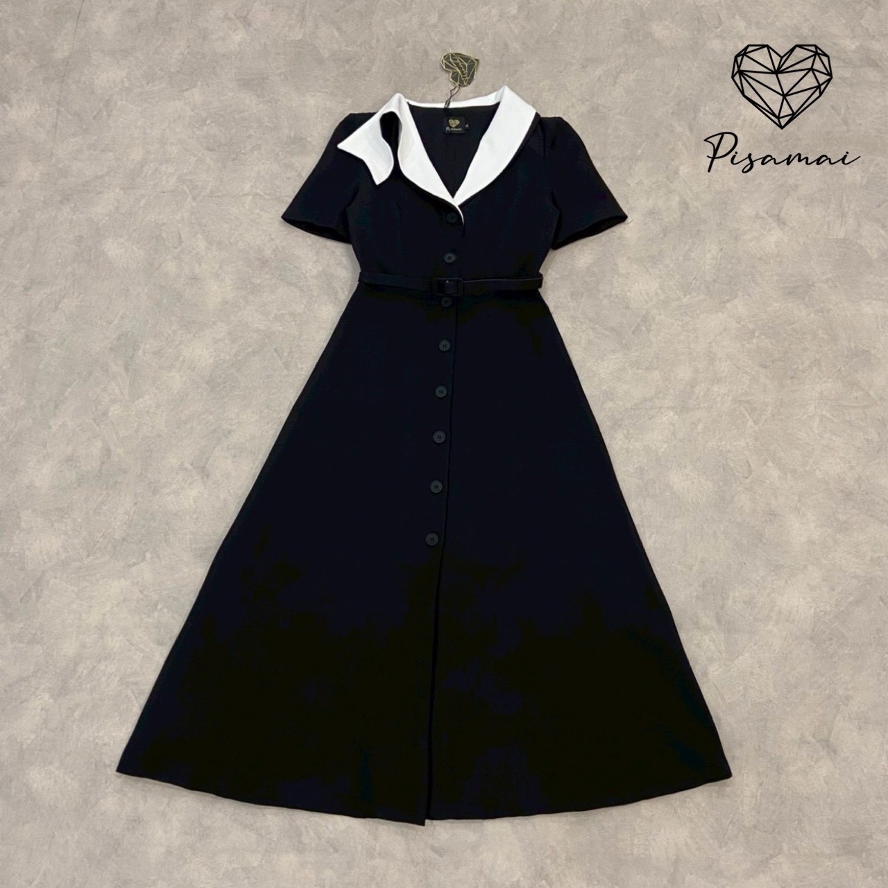 เดรสตังยาวสีดำ มาในทรงคอปกทูโทนตั้งสวยสง่า ดีไซน์สวย หรู old money ดูแกรมมากๆค่า ต้องมีเลยค่า