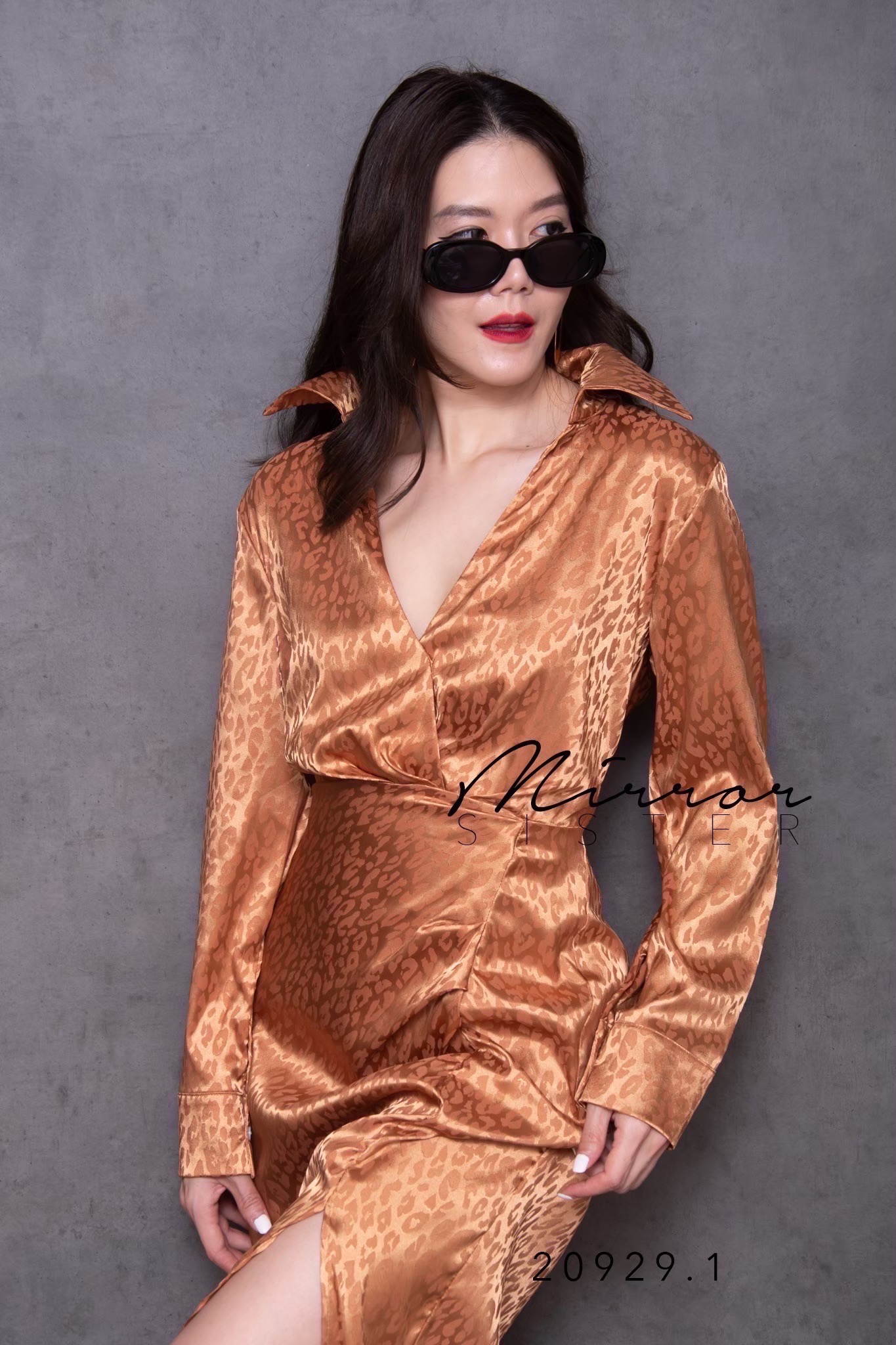 MiRRoRSiSTER's SyN LEoPaRD DReSS•• เดรสทรงสวยเต็มคาราเบล!! ช่วงบนเป็นเชิ้ตคอปกอกไขว้ ช่วงเอวเข้ารูป ช่วงล่างเป็นกระโปรงทรงสวยแพทเทรินทรงทิวลิปผ่าแหวกแอบเห็นเรียวขา จับย่นช่วงบนนิดๆ ชายกระโปรงเว้าโค้งสวย ใส่แล้วสวยเพรียวดูผอม ไม่ตัน!! เนื้อผ้าซิลค์ลาย
