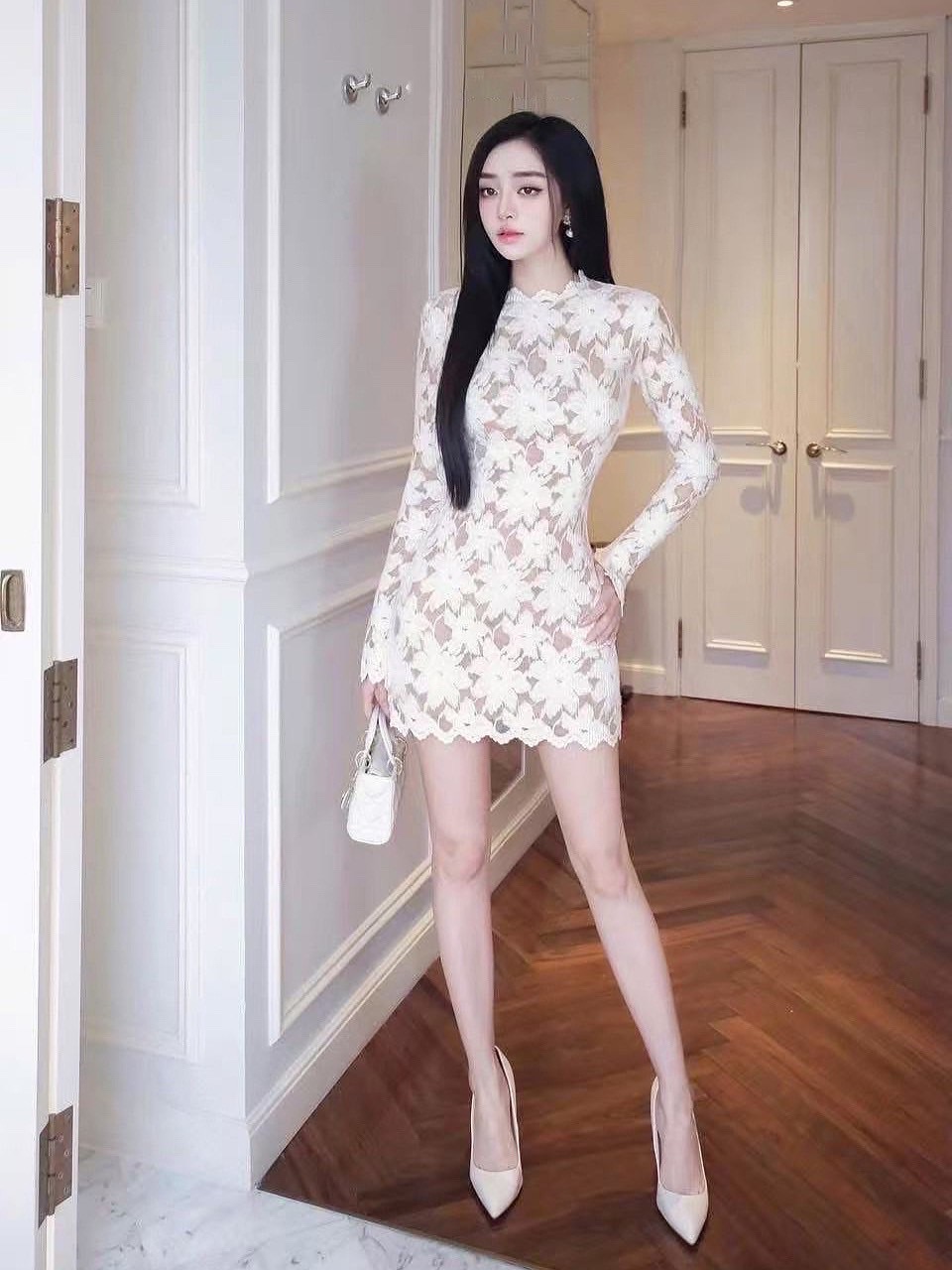 เดรสแขนยาวตัวสั้นสีขาวงานฉลุลูกไม้ทั้งตัว เรียบ หรู ดูแพง เป็น everydaylook ได้ทุกวัน ราคานี้มือต้องไวเลยค่า รุ่นนี้ใส่สวย ห้ามพลาดเลยค่า