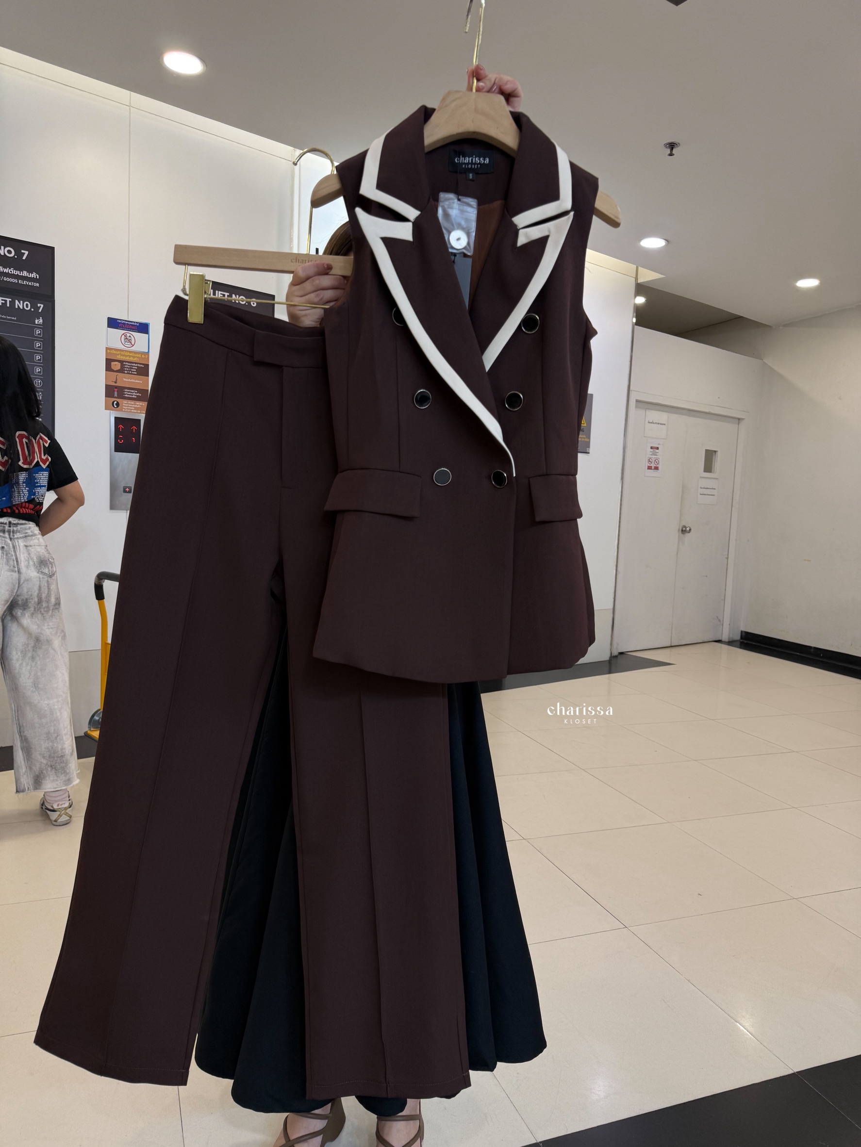 Tag: CHARISSA KLOSET 📌เซ็ท 3 ชิ้น: เสื้อแขนกุด+กางเกง+เข็มขัด ชุดเซ็ตกางเกงและเสื้อกั๊กสูททรงเท่ ทรงสวย เข้ารูปพอดีตัว เนื้อผ้าพรีเมียม ใส่สบาย ยับยาก เพิ่มเสน่ห์ด้วยดีเทลขอบตัดสีตัดกันอย่างมีระดับ 🤎🤍 ดีไซน์ double-breasted เรียบหร